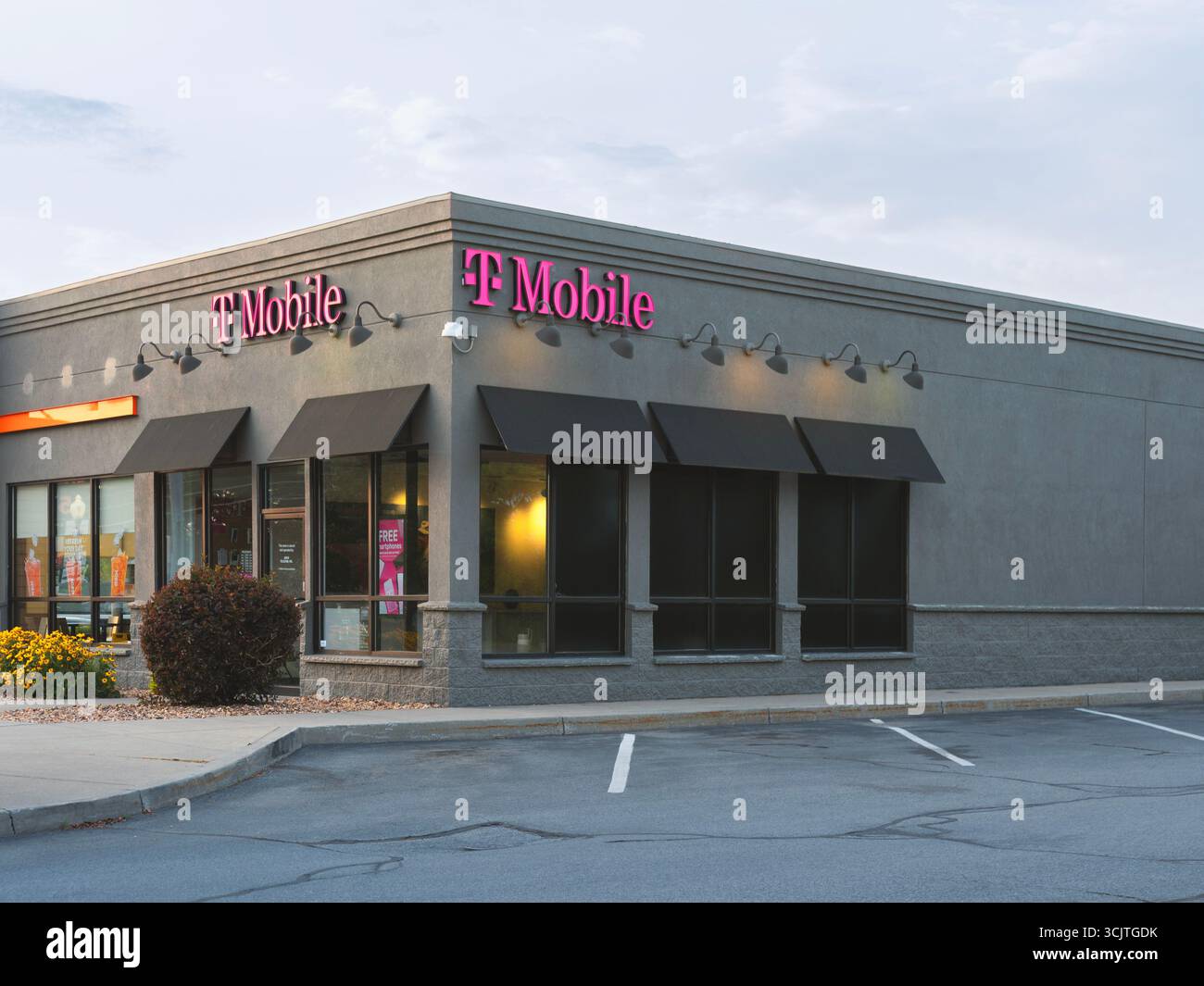 New Hartford, New York - 8 agosto 2025: Vista ravvicinata di T-Mobile Center, T-Mobile è una rete cellulare fondata nel 1994 e operativa in oltre 7.000 sedi acr Foto Stock