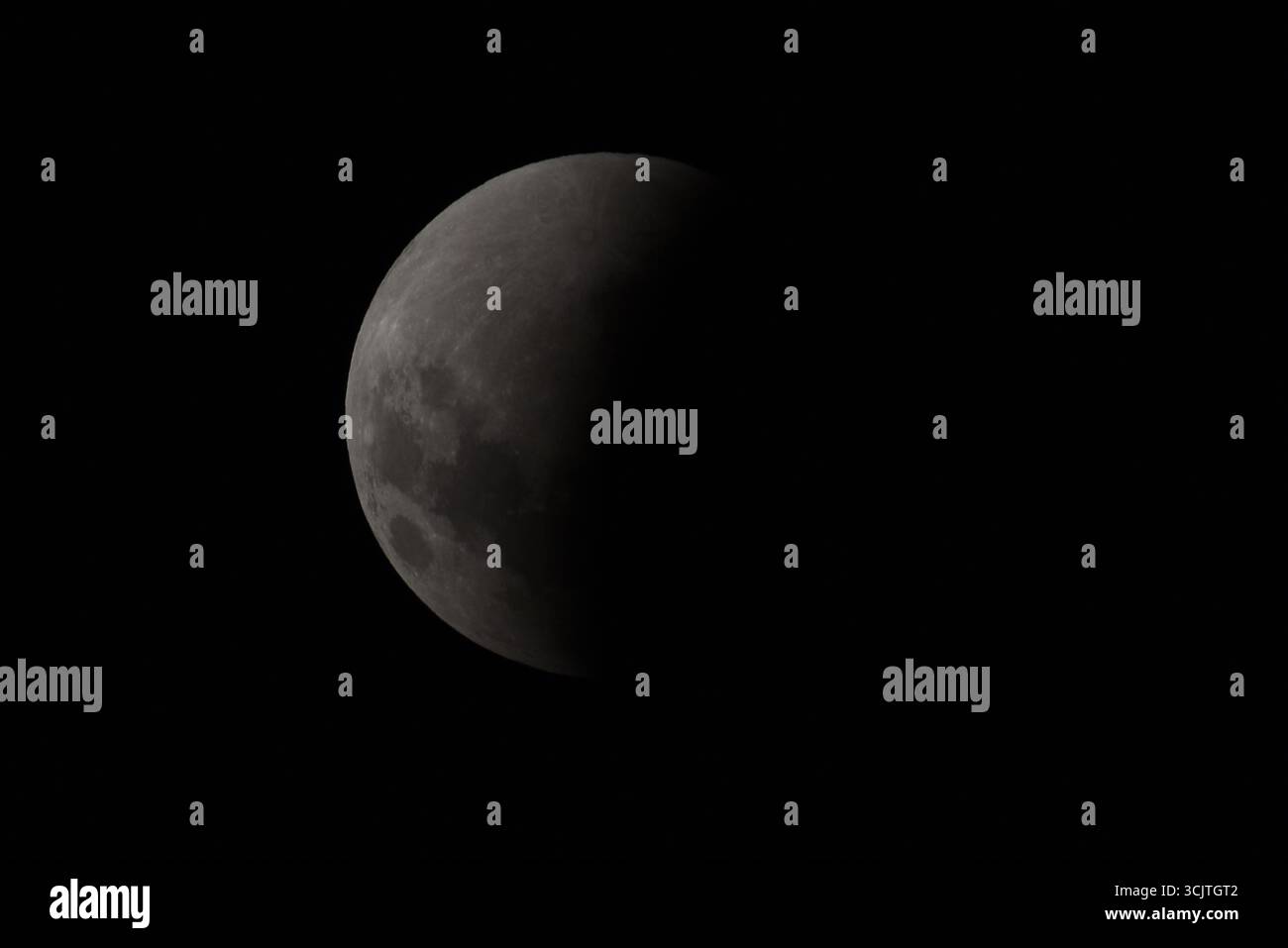 La luna piena ritorna alla fase di eclissi parziale dopo la sua eclissi totale durante il fenomeno dell'eclissi lunare totale della Luna di sangue come visto a Melbourne City, Victoria. La luna piena dipinta di rosso è vista come la seconda eclissi lunare totale dell'anno in cui la luna si trova in profondità nella parte più oscura della Terra dell'ombra del nostro pianeta, creando una drammatica "luna di sangue" Un'eclissi lunare totale della Luna di sangue è stata visibile il 7/8 settembre 2025. Osservatori con sede in Pakistan, India, Cina, Russia, Australia e nuova Zelanda, Africa orientale e regioni che circondano l'Asia centrale. (Foto di Rana Sajid Hussain/Pacific Press) Foto Stock