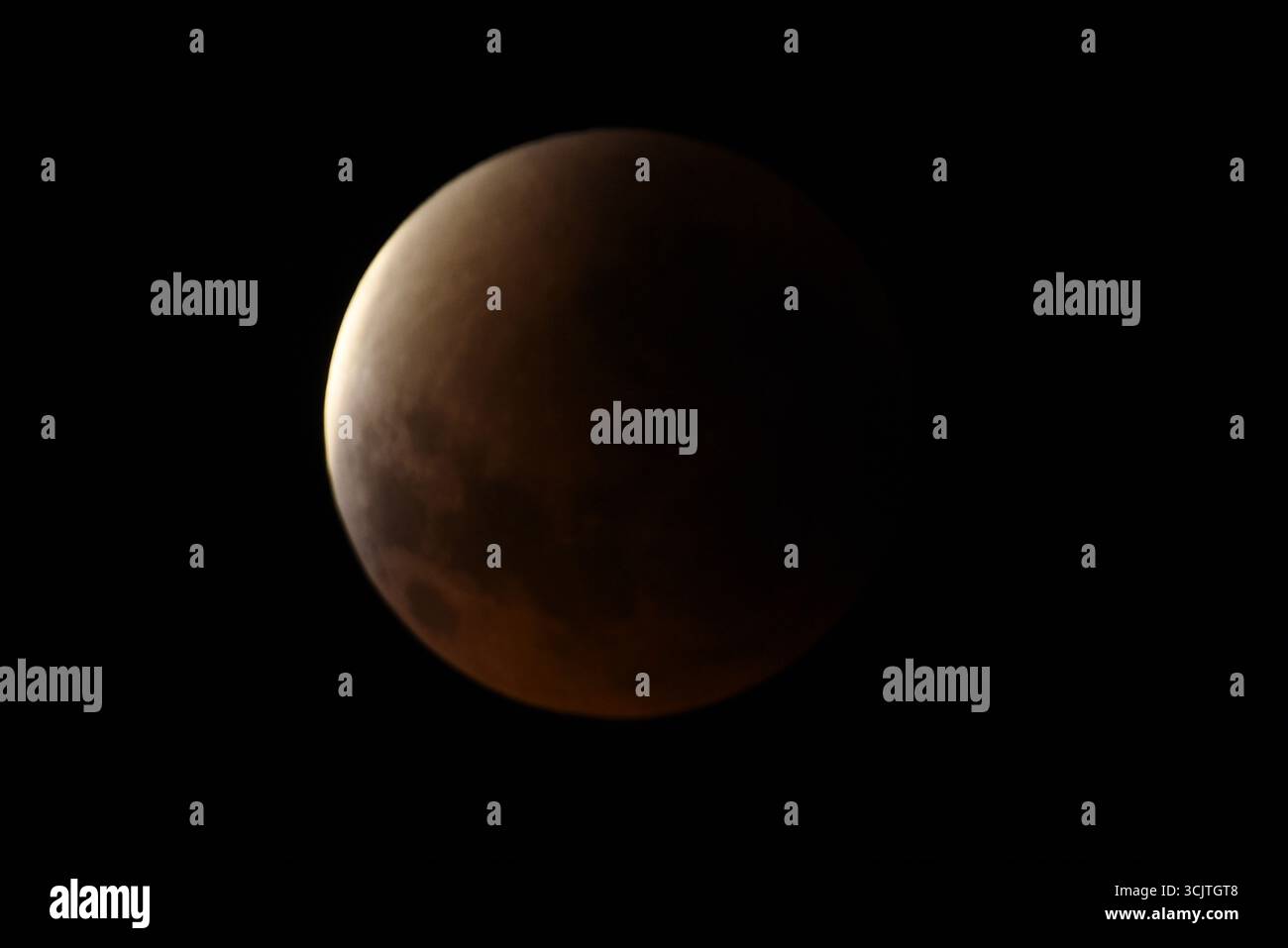 La luna piena ritorna alla fase di eclissi parziale dopo la sua eclissi totale durante il fenomeno dell'eclissi lunare totale della Luna di sangue come visto a Melbourne City, Victoria. La luna piena dipinta di rosso è vista come la seconda eclissi lunare totale dell'anno in cui la luna si trova in profondità nella parte più oscura della Terra dell'ombra del nostro pianeta, creando una drammatica "luna di sangue" Un'eclissi lunare totale della Luna di sangue è stata visibile il 7/8 settembre 2025. Osservatori con sede in Pakistan, India, Cina, Russia, Australia e nuova Zelanda, Africa orientale e regioni che circondano l'Asia centrale. (Foto di Rana Sajid Hussain/Pacific Press) Foto Stock