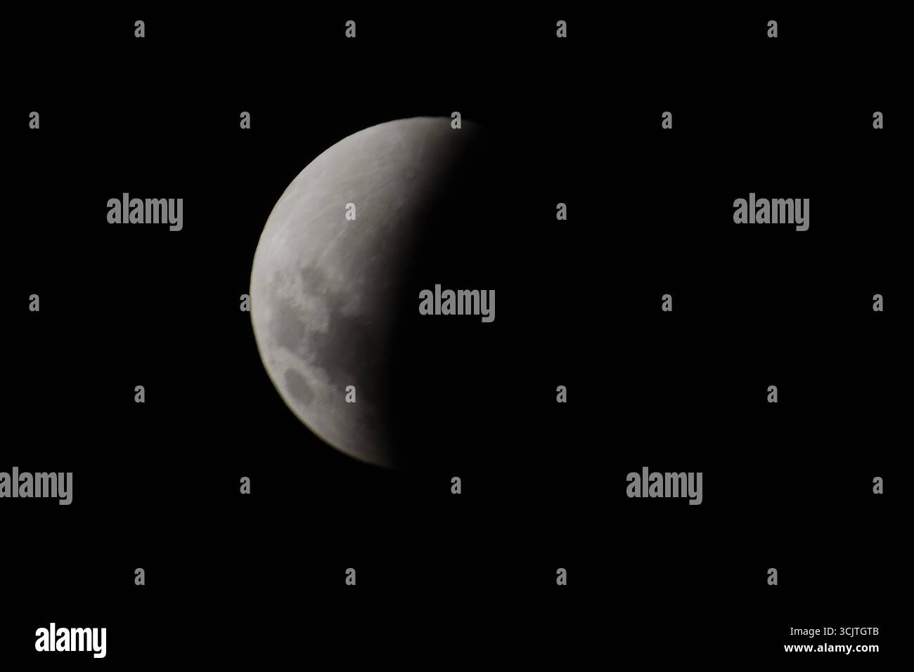 La luna piena ritorna alla fase di eclissi parziale dopo la sua eclissi totale durante il fenomeno dell'eclissi lunare totale della Luna di sangue come visto a Melbourne City, Victoria. La luna piena dipinta di rosso è vista come la seconda eclissi lunare totale dell'anno in cui la luna si trova in profondità nella parte più oscura della Terra dell'ombra del nostro pianeta, creando una drammatica "luna di sangue" Un'eclissi lunare totale della Luna di sangue è stata visibile il 7/8 settembre 2025. Osservatori con sede in Pakistan, India, Cina, Russia, Australia e nuova Zelanda, Africa orientale e regioni che circondano l'Asia centrale. (Foto di Rana Sajid Hussain/Pacific Press) Foto Stock
