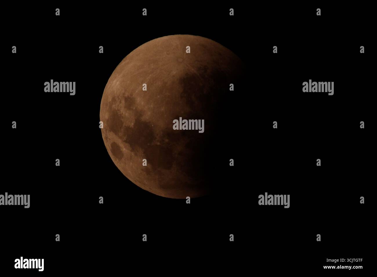 La luna piena ritorna alla fase di eclissi parziale dopo la sua eclissi totale durante il fenomeno dell'eclissi lunare totale della Luna di sangue come visto a Melbourne City, Victoria. La luna piena dipinta di rosso è vista come la seconda eclissi lunare totale dell'anno in cui la luna si trova in profondità nella parte più oscura della Terra dell'ombra del nostro pianeta, creando una drammatica "luna di sangue" Un'eclissi lunare totale della Luna di sangue è stata visibile il 7/8 settembre 2025. Osservatori con sede in Pakistan, India, Cina, Russia, Australia e nuova Zelanda, Africa orientale e regioni che circondano l'Asia centrale. (Foto di Rana Sajid Hussain/Pacific Press) Foto Stock