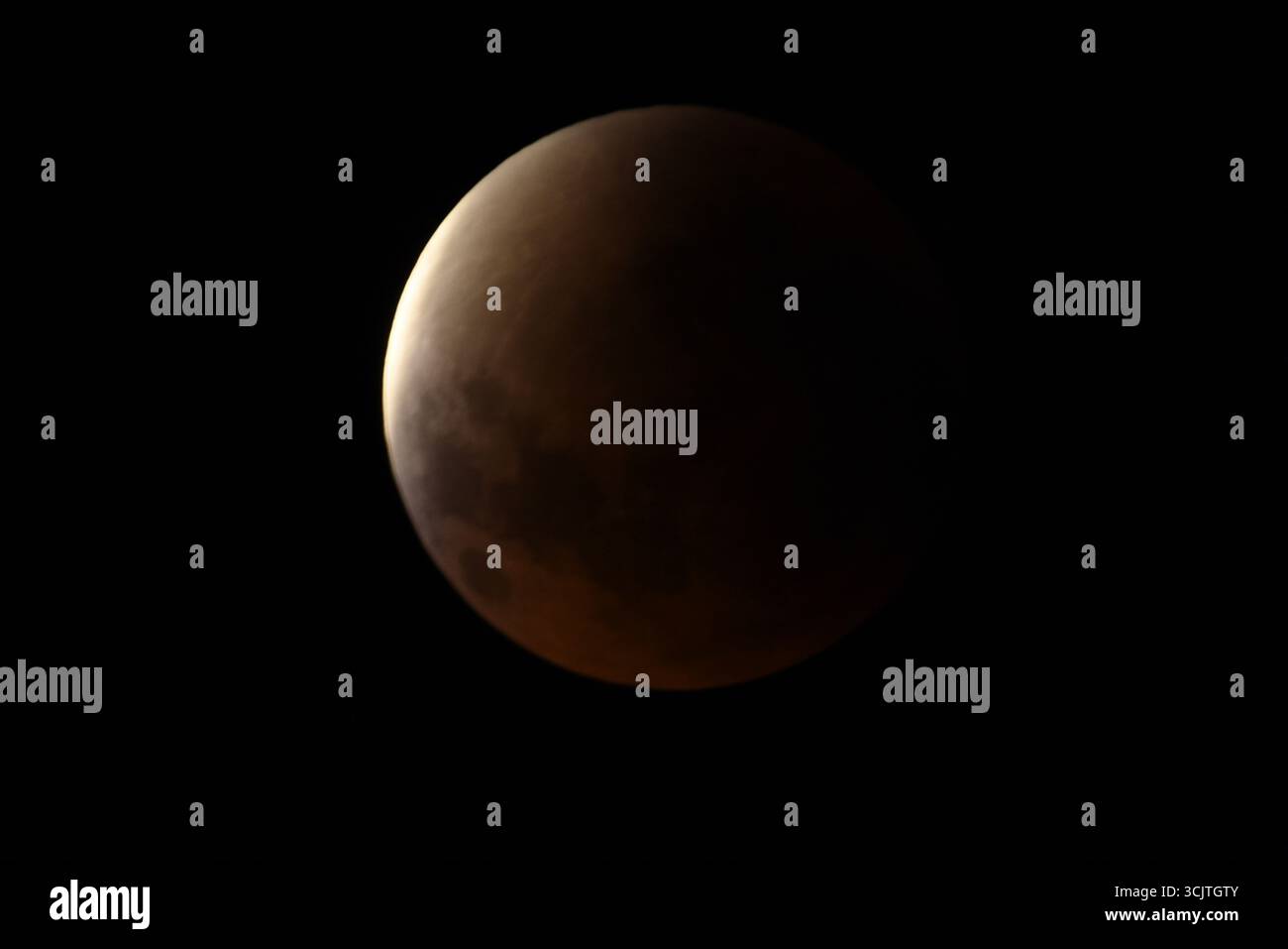 La luna piena ritorna alla fase di eclissi parziale dopo la sua eclissi totale durante il fenomeno dell'eclissi lunare totale della Luna di sangue come visto a Melbourne City, Victoria. La luna piena dipinta di rosso è vista come la seconda eclissi lunare totale dell'anno in cui la luna si trova in profondità nella parte più oscura della Terra dell'ombra del nostro pianeta, creando una drammatica "luna di sangue" Un'eclissi lunare totale della Luna di sangue è stata visibile il 7/8 settembre 2025. Osservatori con sede in Pakistan, India, Cina, Russia, Australia e nuova Zelanda, Africa orientale e regioni che circondano l'Asia centrale. (Foto di Rana Sajid Hussain/Pacific Press) Foto Stock