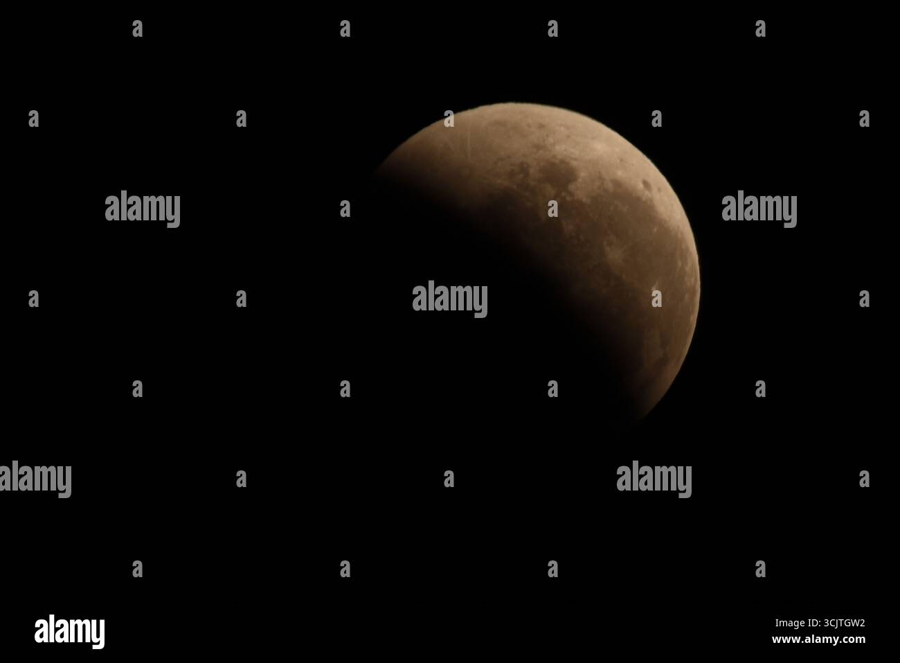 La luna piena ritorna alla fase di eclissi parziale dopo la sua eclissi totale durante il fenomeno dell'eclissi lunare totale della Luna di sangue come visto a Melbourne City, Victoria. La luna piena dipinta di rosso è vista come la seconda eclissi lunare totale dell'anno in cui la luna si trova in profondità nella parte più oscura della Terra dell'ombra del nostro pianeta, creando una drammatica "luna di sangue" Un'eclissi lunare totale della Luna di sangue è stata visibile il 7/8 settembre 2025. Osservatori con sede in Pakistan, India, Cina, Russia, Australia e nuova Zelanda, Africa orientale e regioni che circondano l'Asia centrale. (Foto di Rana Sajid Hussain/Pacific Press) Foto Stock