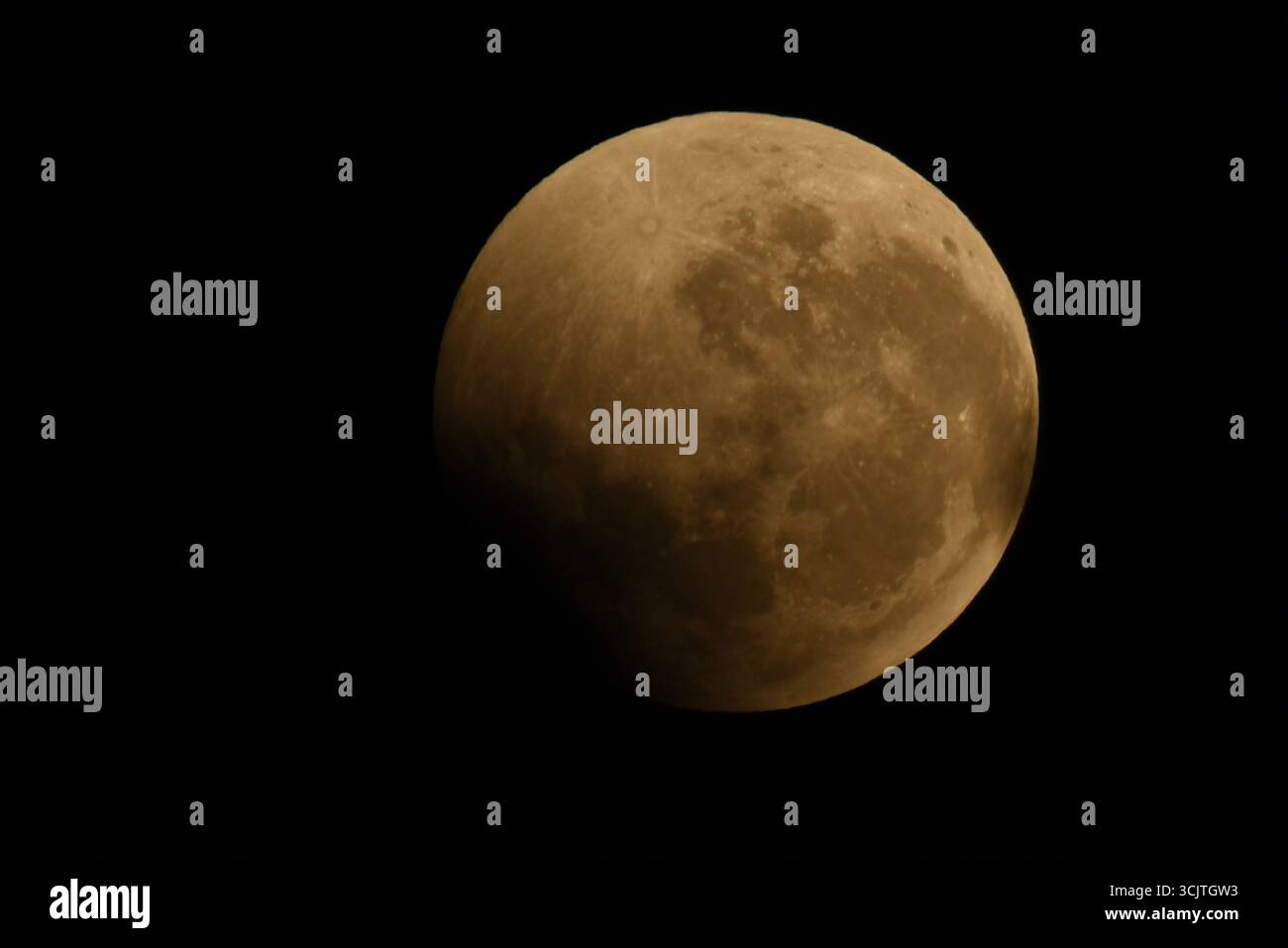 La luna piena ritorna alla fase di eclissi parziale dopo la sua eclissi totale durante il fenomeno dell'eclissi lunare totale della Luna di sangue come visto a Melbourne City, Victoria. La luna piena dipinta di rosso è vista come la seconda eclissi lunare totale dell'anno in cui la luna si trova in profondità nella parte più oscura della Terra dell'ombra del nostro pianeta, creando una drammatica "luna di sangue" Un'eclissi lunare totale della Luna di sangue è stata visibile il 7/8 settembre 2025. Osservatori con sede in Pakistan, India, Cina, Russia, Australia e nuova Zelanda, Africa orientale e regioni che circondano l'Asia centrale. (Foto di Rana Sajid Hussain/Pacific Press) Foto Stock