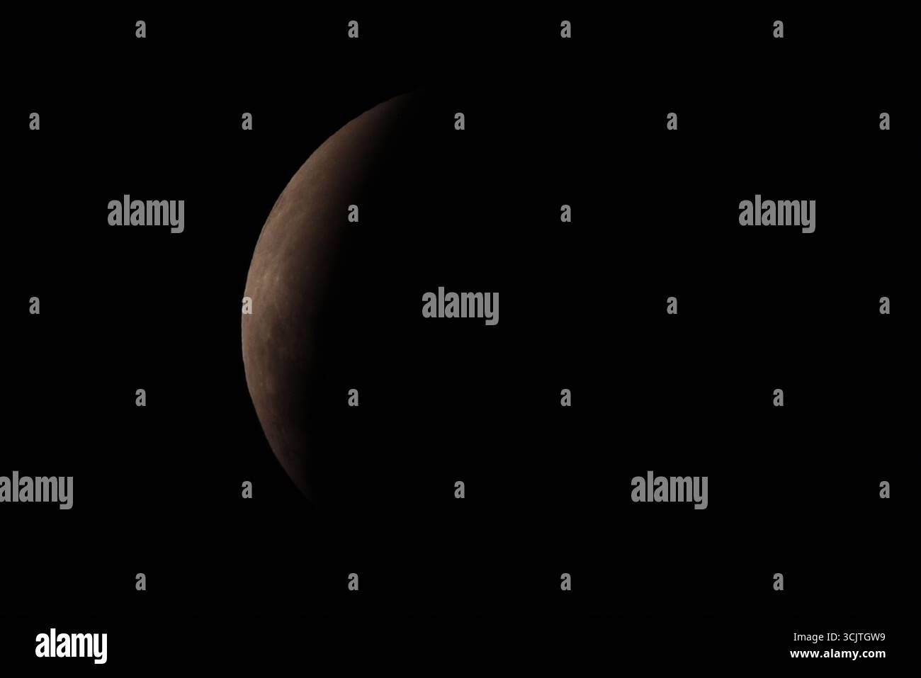 La luna piena ritorna alla fase di eclissi parziale dopo la sua eclissi totale durante il fenomeno dell'eclissi lunare totale della Luna di sangue come visto a Melbourne City, Victoria. La luna piena dipinta di rosso è vista come la seconda eclissi lunare totale dell'anno in cui la luna si trova in profondità nella parte più oscura della Terra dell'ombra del nostro pianeta, creando una drammatica "luna di sangue" Un'eclissi lunare totale della Luna di sangue è stata visibile il 7/8 settembre 2025. Osservatori con sede in Pakistan, India, Cina, Russia, Australia e nuova Zelanda, Africa orientale e regioni che circondano l'Asia centrale. (Foto di Rana Sajid Hussain/Pacific Press) Foto Stock