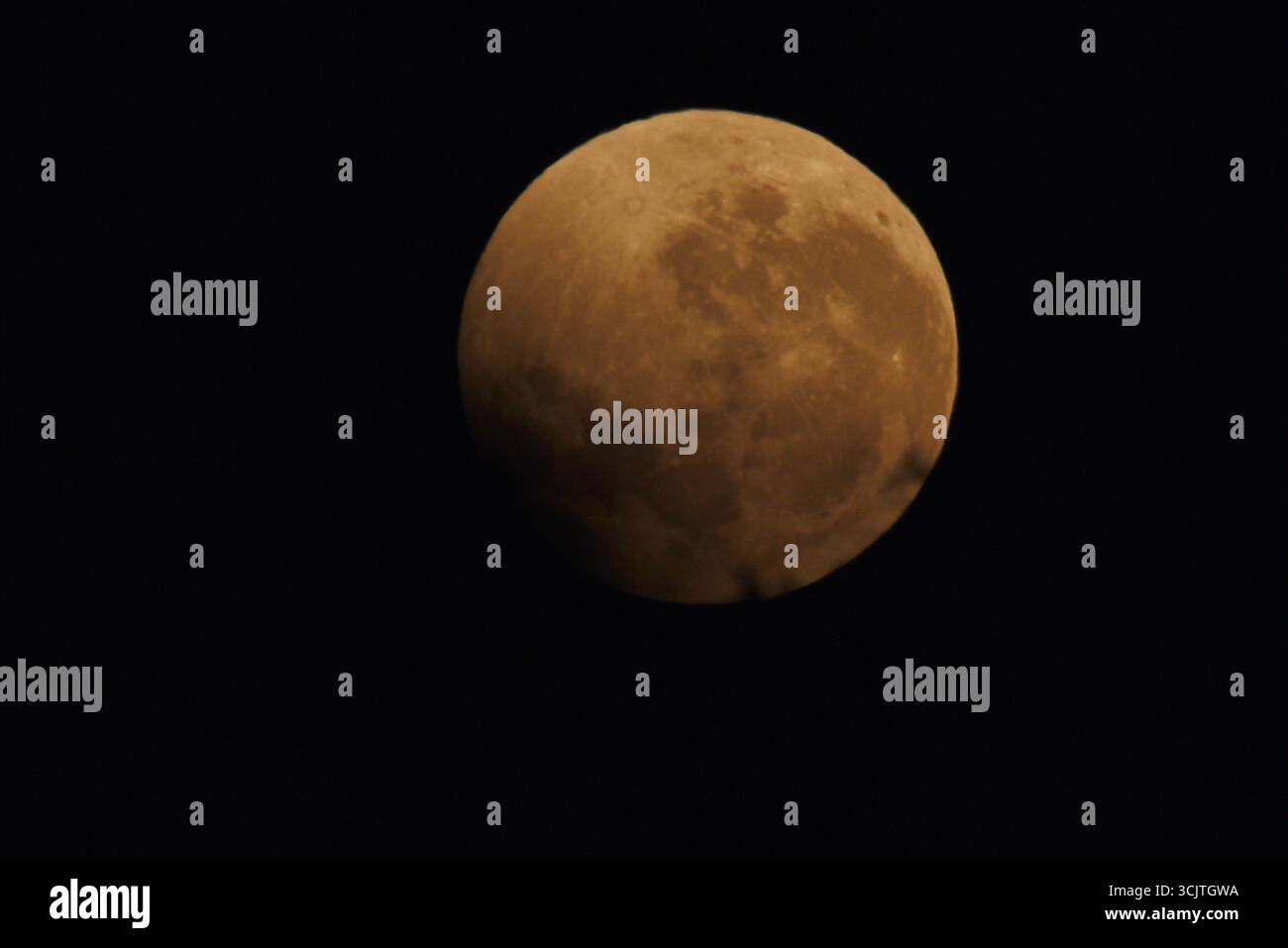 La luna piena ritorna alla fase di eclissi parziale dopo la sua eclissi totale durante il fenomeno dell'eclissi lunare totale della Luna di sangue come visto a Melbourne City, Victoria. La luna piena dipinta di rosso è vista come la seconda eclissi lunare totale dell'anno in cui la luna si trova in profondità nella parte più oscura della Terra dell'ombra del nostro pianeta, creando una drammatica "luna di sangue" Un'eclissi lunare totale della Luna di sangue è stata visibile il 7/8 settembre 2025. Osservatori con sede in Pakistan, India, Cina, Russia, Australia e nuova Zelanda, Africa orientale e regioni che circondano l'Asia centrale. (Foto di Rana Sajid Hussain/Pacific Press) Foto Stock