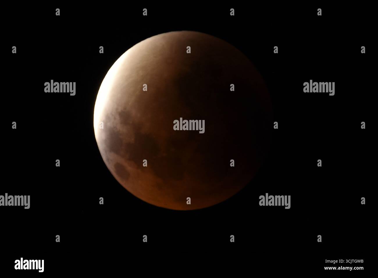 La luna piena ritorna alla fase di eclissi parziale dopo la sua eclissi totale durante il fenomeno dell'eclissi lunare totale della Luna di sangue come visto a Melbourne City, Victoria. La luna piena dipinta di rosso è vista come la seconda eclissi lunare totale dell'anno in cui la luna si trova in profondità nella parte più oscura della Terra dell'ombra del nostro pianeta, creando una drammatica "luna di sangue" Un'eclissi lunare totale della Luna di sangue è stata visibile il 7/8 settembre 2025. Osservatori con sede in Pakistan, India, Cina, Russia, Australia e nuova Zelanda, Africa orientale e regioni che circondano l'Asia centrale. (Foto di Rana Sajid Hussain/Pacific Press) Foto Stock