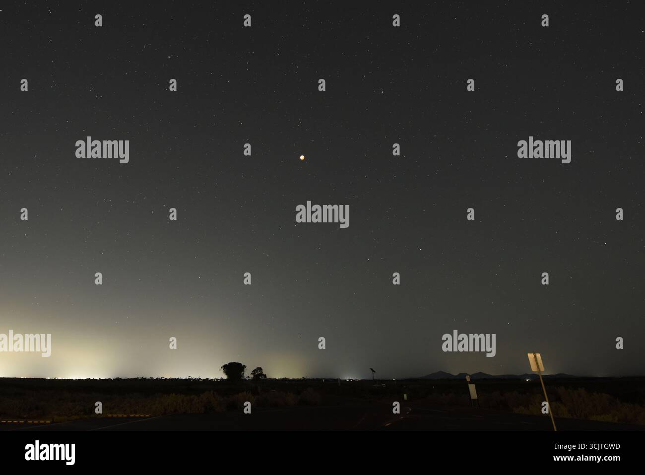 La luna piena ritorna alla fase di eclissi parziale dopo la sua eclissi totale durante il fenomeno dell'eclissi lunare totale della Luna di sangue come visto a Melbourne City, Victoria. La luna piena dipinta di rosso è vista come la seconda eclissi lunare totale dell'anno in cui la luna si trova in profondità nella parte più oscura della Terra dell'ombra del nostro pianeta, creando una drammatica "luna di sangue" Un'eclissi lunare totale della Luna di sangue è stata visibile il 7/8 settembre 2025. Osservatori con sede in Pakistan, India, Cina, Russia, Australia e nuova Zelanda, Africa orientale e regioni che circondano l'Asia centrale. (Foto di Rana Sajid Hussain/Pacific Press) Foto Stock