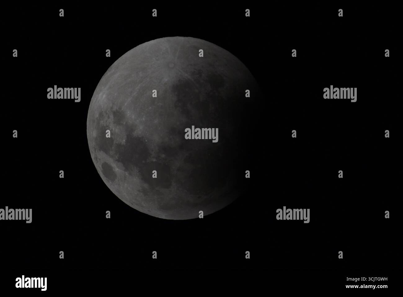 La luna piena ritorna alla fase di eclissi parziale dopo la sua eclissi totale durante il fenomeno dell'eclissi lunare totale della Luna di sangue come visto a Melbourne City, Victoria. La luna piena dipinta di rosso è vista come la seconda eclissi lunare totale dell'anno in cui la luna si trova in profondità nella parte più oscura della Terra dell'ombra del nostro pianeta, creando una drammatica "luna di sangue" Un'eclissi lunare totale della Luna di sangue è stata visibile il 7/8 settembre 2025. Osservatori con sede in Pakistan, India, Cina, Russia, Australia e nuova Zelanda, Africa orientale e regioni che circondano l'Asia centrale. (Foto di Rana Sajid Hussain/Pacific Press) Foto Stock