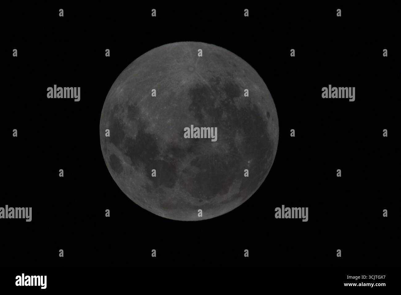 La luna piena ritorna alla fase di eclissi parziale dopo la sua eclissi totale durante il fenomeno dell'eclissi lunare totale della Luna di sangue come visto a Melbourne City, Victoria. La luna piena dipinta di rosso è vista come la seconda eclissi lunare totale dell'anno in cui la luna si trova in profondità nella parte più oscura della Terra dell'ombra del nostro pianeta, creando una drammatica "luna di sangue" Un'eclissi lunare totale della Luna di sangue è stata visibile il 7/8 settembre 2025. Osservatori con sede in Pakistan, India, Cina, Russia, Australia e nuova Zelanda, Africa orientale e regioni che circondano l'Asia centrale. (Foto di Rana Sajid Hussain/Pacific Press) Foto Stock