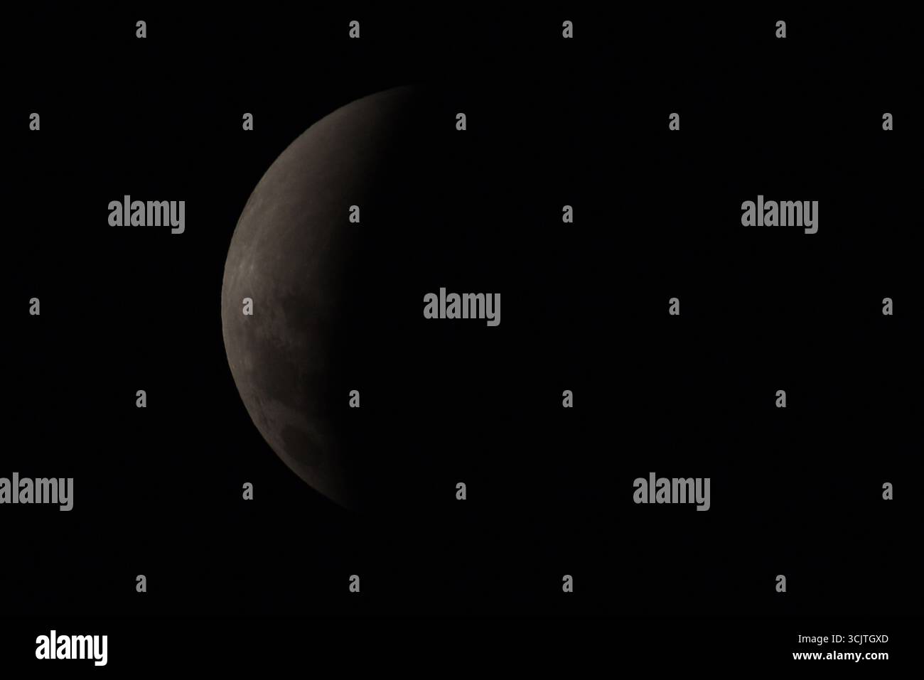 La luna piena ritorna alla fase di eclissi parziale dopo la sua eclissi totale durante il fenomeno dell'eclissi lunare totale della Luna di sangue come visto a Melbourne City, Victoria. La luna piena dipinta di rosso è vista come la seconda eclissi lunare totale dell'anno in cui la luna si trova in profondità nella parte più oscura della Terra dell'ombra del nostro pianeta, creando una drammatica "luna di sangue" Un'eclissi lunare totale della Luna di sangue è stata visibile il 7/8 settembre 2025. Osservatori con sede in Pakistan, India, Cina, Russia, Australia e nuova Zelanda, Africa orientale e regioni che circondano l'Asia centrale. (Foto di Rana Sajid Hussain/Pacific Press) Foto Stock