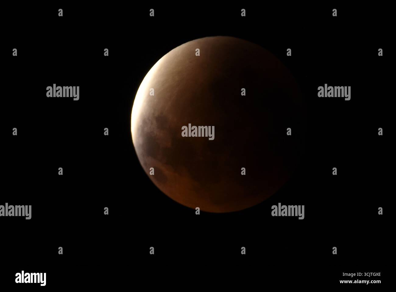 La luna piena ritorna alla fase di eclissi parziale dopo la sua eclissi totale durante il fenomeno dell'eclissi lunare totale della Luna di sangue come visto a Melbourne City, Victoria. La luna piena dipinta di rosso è vista come la seconda eclissi lunare totale dell'anno in cui la luna si trova in profondità nella parte più oscura della Terra dell'ombra del nostro pianeta, creando una drammatica "luna di sangue" Un'eclissi lunare totale della Luna di sangue è stata visibile il 7/8 settembre 2025. Osservatori con sede in Pakistan, India, Cina, Russia, Australia e nuova Zelanda, Africa orientale e regioni che circondano l'Asia centrale. (Foto di Rana Sajid Hussain/Pacific Press) Foto Stock