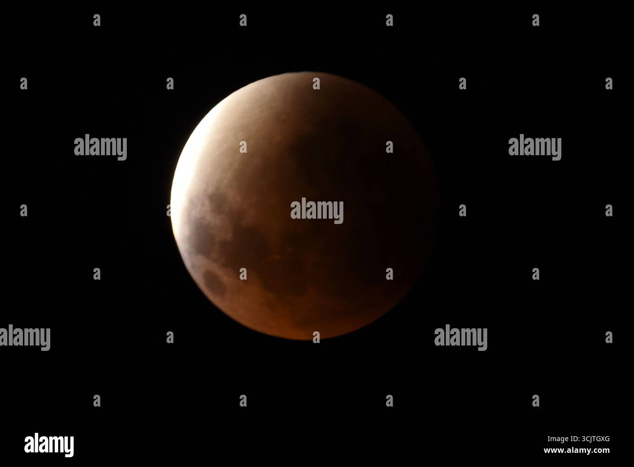 La luna piena ritorna alla fase di eclissi parziale dopo la sua eclissi totale durante il fenomeno dell'eclissi lunare totale della Luna di sangue come visto a Melbourne City, Victoria. La luna piena dipinta di rosso è vista come la seconda eclissi lunare totale dell'anno in cui la luna si trova in profondità nella parte più oscura della Terra dell'ombra del nostro pianeta, creando una drammatica "luna di sangue" Un'eclissi lunare totale della Luna di sangue è stata visibile il 7/8 settembre 2025. Osservatori con sede in Pakistan, India, Cina, Russia, Australia e nuova Zelanda, Africa orientale e regioni che circondano l'Asia centrale. (Foto di Rana Sajid Hussain/Pacific Press) Foto Stock