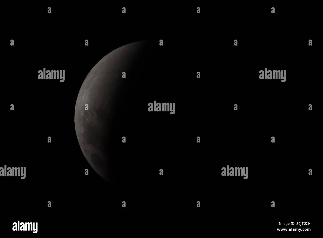 La luna piena ritorna alla fase di eclissi parziale dopo la sua eclissi totale durante il fenomeno dell'eclissi lunare totale della Luna di sangue come visto a Melbourne City, Victoria. La luna piena dipinta di rosso è vista come la seconda eclissi lunare totale dell'anno in cui la luna si trova in profondità nella parte più oscura della Terra dell'ombra del nostro pianeta, creando una drammatica "luna di sangue" Un'eclissi lunare totale della Luna di sangue è stata visibile il 7/8 settembre 2025. Osservatori con sede in Pakistan, India, Cina, Russia, Australia e nuova Zelanda, Africa orientale e regioni che circondano l'Asia centrale. (Foto di Rana Sajid Hussain/Pacific Press) Foto Stock