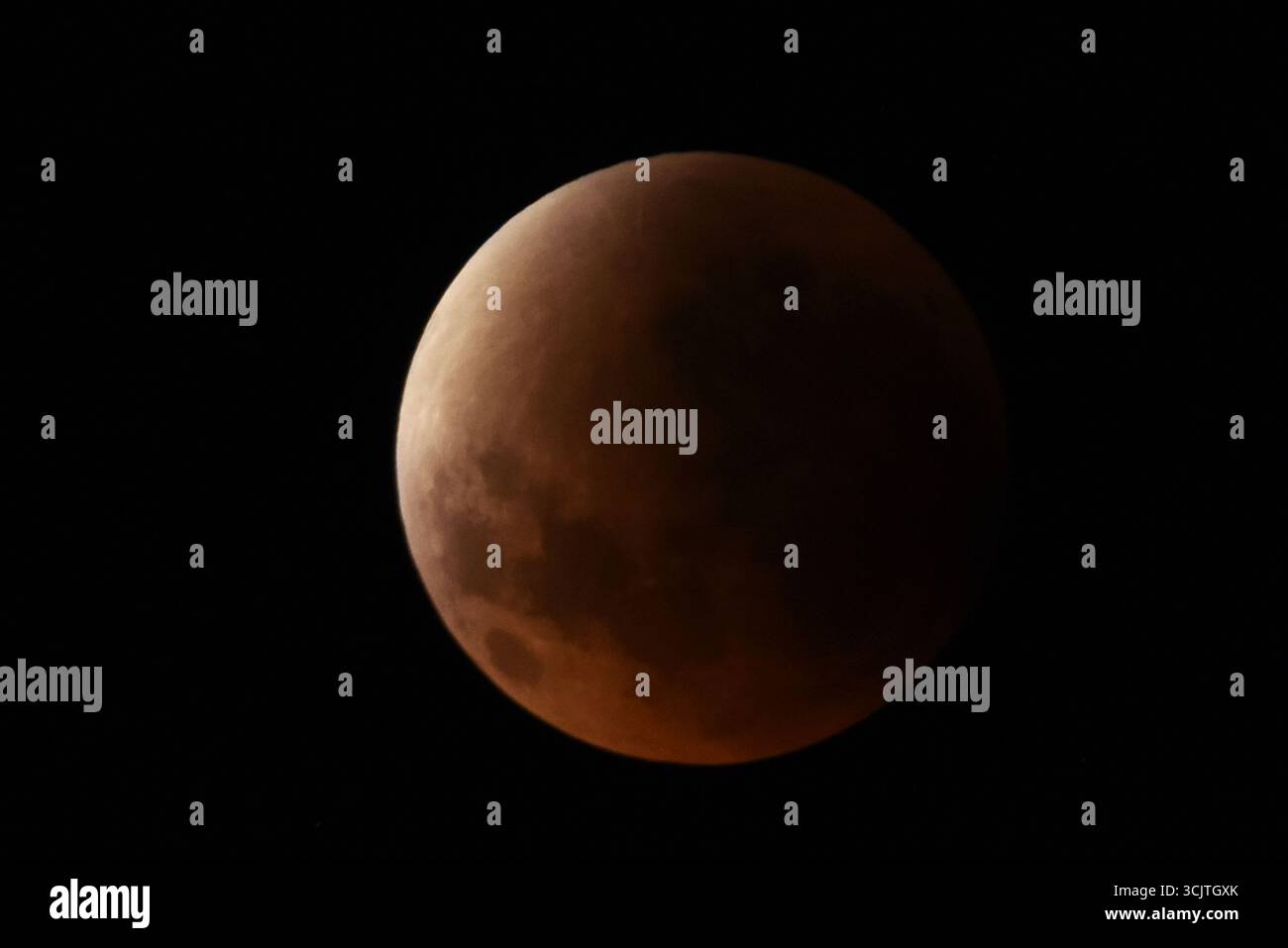 La luna piena ritorna alla fase di eclissi parziale dopo la sua eclissi totale durante il fenomeno dell'eclissi lunare totale della Luna di sangue come visto a Melbourne City, Victoria. La luna piena dipinta di rosso è vista come la seconda eclissi lunare totale dell'anno in cui la luna si trova in profondità nella parte più oscura della Terra dell'ombra del nostro pianeta, creando una drammatica "luna di sangue" Un'eclissi lunare totale della Luna di sangue è stata visibile il 7/8 settembre 2025. Osservatori con sede in Pakistan, India, Cina, Russia, Australia e nuova Zelanda, Africa orientale e regioni che circondano l'Asia centrale. (Foto di Rana Sajid Hussain/Pacific Press) Foto Stock