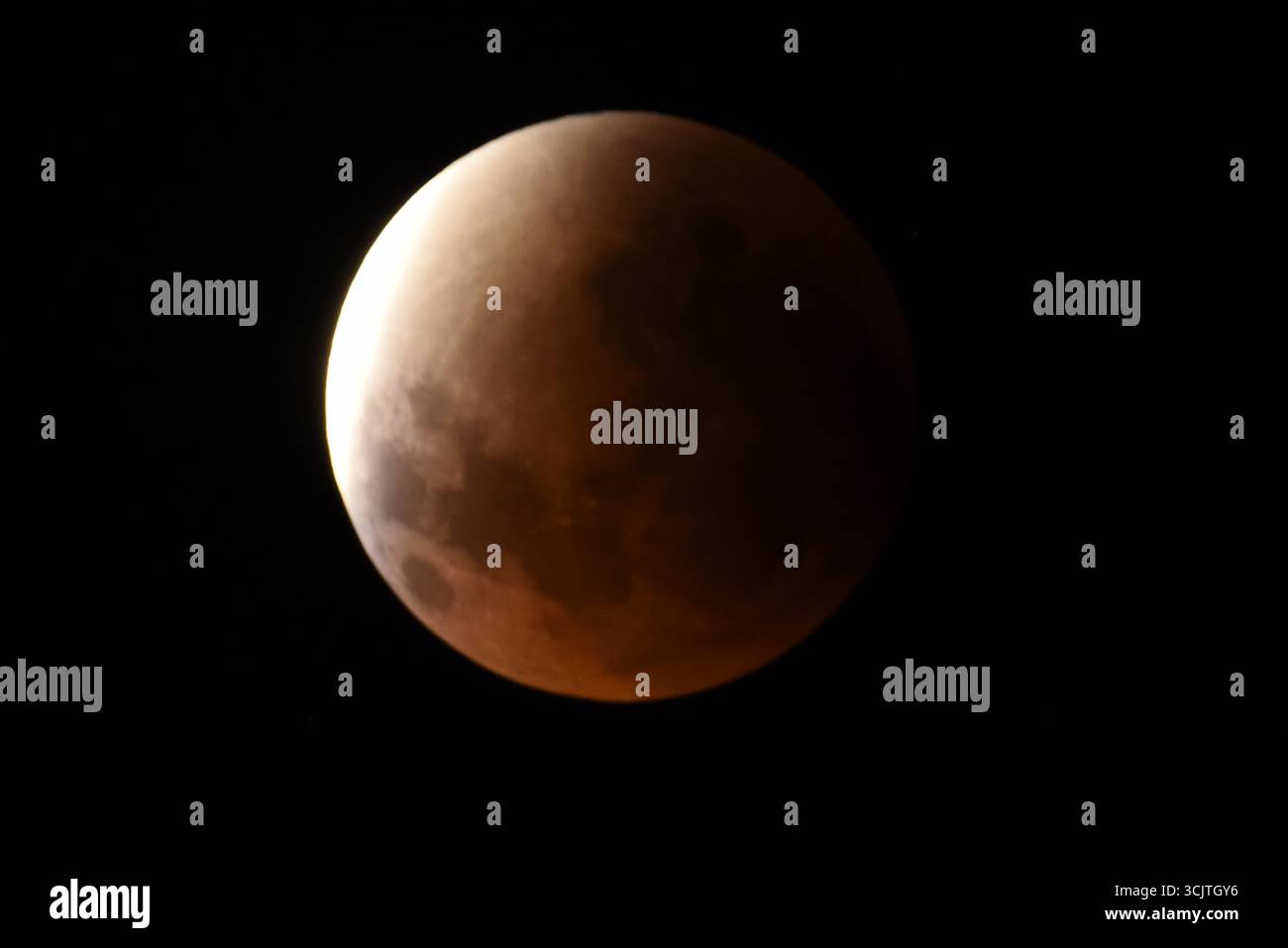 La luna piena ritorna alla fase di eclissi parziale dopo la sua eclissi totale durante il fenomeno dell'eclissi lunare totale della Luna di sangue come visto a Melbourne City, Victoria. La luna piena dipinta di rosso è vista come la seconda eclissi lunare totale dell'anno in cui la luna si trova in profondità nella parte più oscura della Terra dell'ombra del nostro pianeta, creando una drammatica "luna di sangue" Un'eclissi lunare totale della Luna di sangue è stata visibile il 7/8 settembre 2025. Osservatori con sede in Pakistan, India, Cina, Russia, Australia e nuova Zelanda, Africa orientale e regioni che circondano l'Asia centrale. (Foto di Rana Sajid Hussain/Pacific Press) Foto Stock