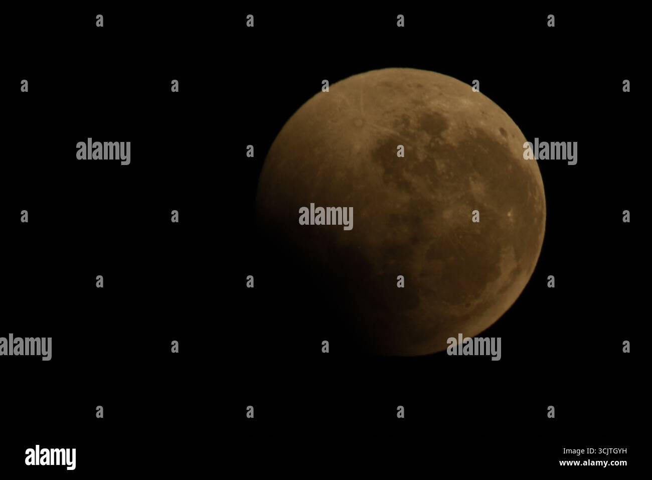 La luna piena ritorna alla fase di eclissi parziale dopo la sua eclissi totale durante il fenomeno dell'eclissi lunare totale della Luna di sangue come visto a Melbourne City, Victoria. La luna piena dipinta di rosso è vista come la seconda eclissi lunare totale dell'anno in cui la luna si trova in profondità nella parte più oscura della Terra dell'ombra del nostro pianeta, creando una drammatica "luna di sangue" Un'eclissi lunare totale della Luna di sangue è stata visibile il 7/8 settembre 2025. Osservatori con sede in Pakistan, India, Cina, Russia, Australia e nuova Zelanda, Africa orientale e regioni che circondano l'Asia centrale. (Foto di Rana Sajid Hussain/Pacific Press) Foto Stock