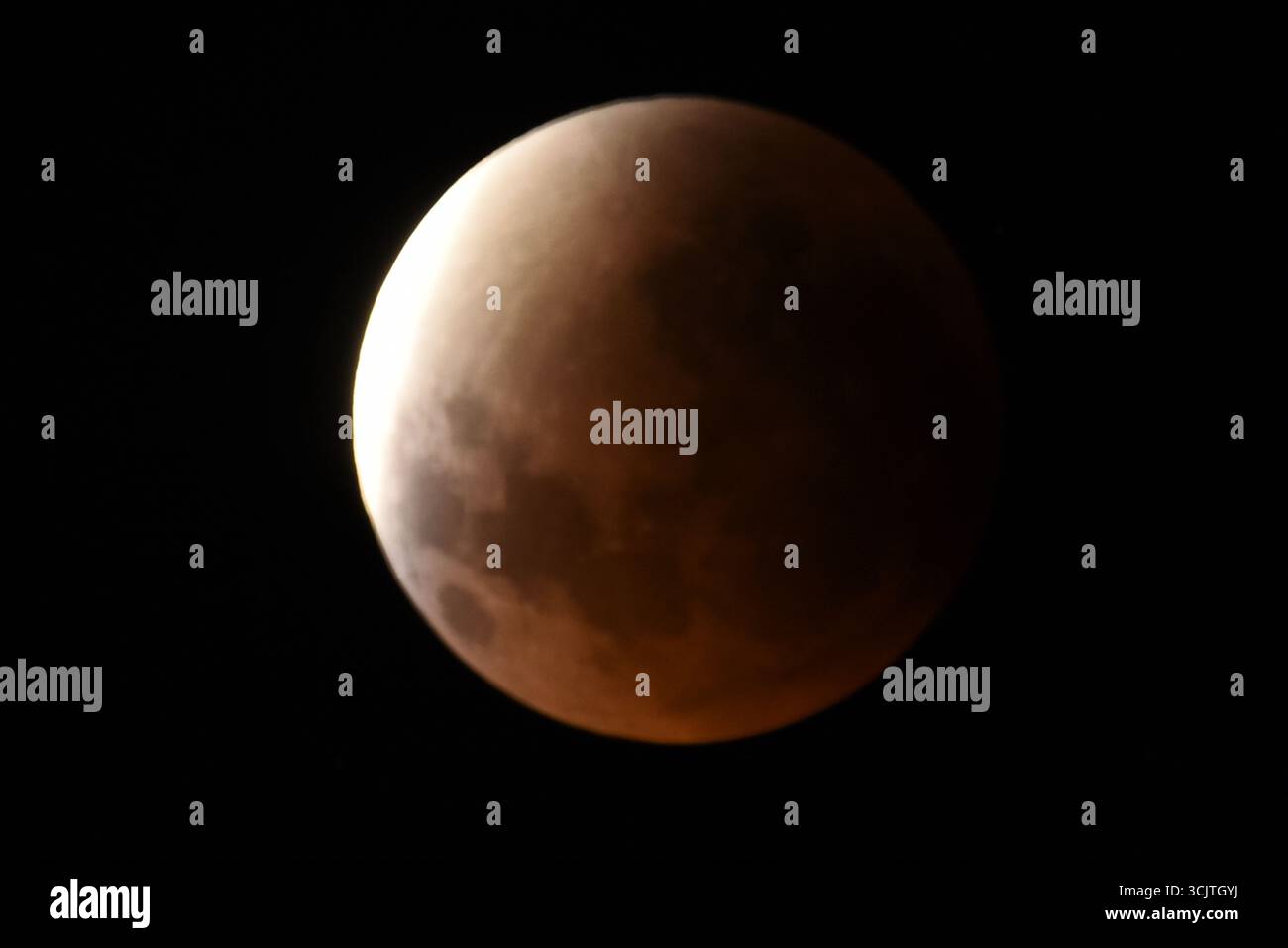 La luna piena ritorna alla fase di eclissi parziale dopo la sua eclissi totale durante il fenomeno dell'eclissi lunare totale della Luna di sangue come visto a Melbourne City, Victoria. La luna piena dipinta di rosso è vista come la seconda eclissi lunare totale dell'anno in cui la luna si trova in profondità nella parte più oscura della Terra dell'ombra del nostro pianeta, creando una drammatica "luna di sangue" Un'eclissi lunare totale della Luna di sangue è stata visibile il 7/8 settembre 2025. Osservatori con sede in Pakistan, India, Cina, Russia, Australia e nuova Zelanda, Africa orientale e regioni che circondano l'Asia centrale. (Foto di Rana Sajid Hussain/Pacific Press) Foto Stock