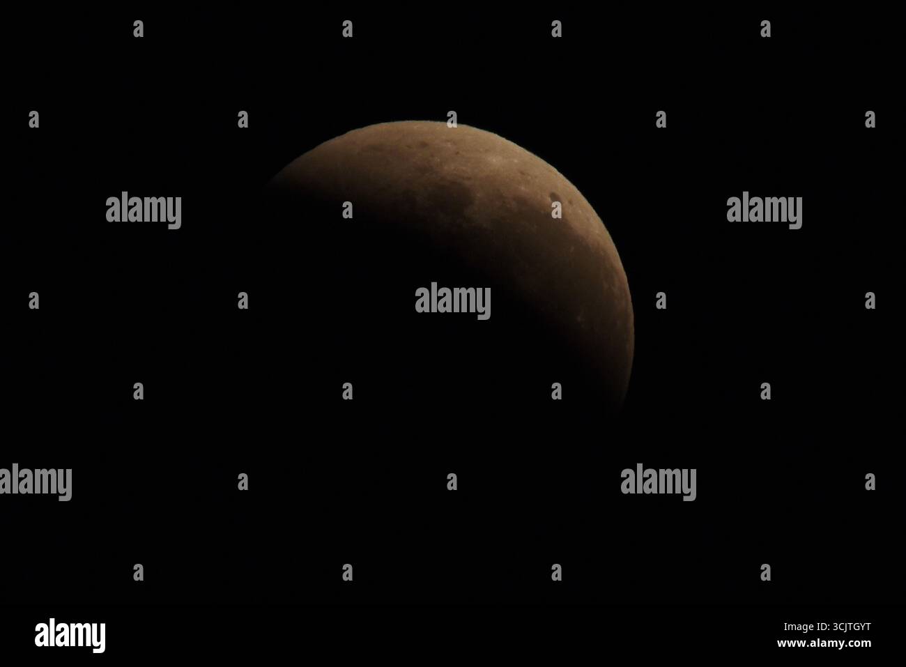 La luna piena ritorna alla fase di eclissi parziale dopo la sua eclissi totale durante il fenomeno dell'eclissi lunare totale della Luna di sangue come visto a Melbourne City, Victoria. La luna piena dipinta di rosso è vista come la seconda eclissi lunare totale dell'anno in cui la luna si trova in profondità nella parte più oscura della Terra dell'ombra del nostro pianeta, creando una drammatica "luna di sangue" Un'eclissi lunare totale della Luna di sangue è stata visibile il 7/8 settembre 2025. Osservatori con sede in Pakistan, India, Cina, Russia, Australia e nuova Zelanda, Africa orientale e regioni che circondano l'Asia centrale. (Foto di Rana Sajid Hussain/Pacific Press) Foto Stock