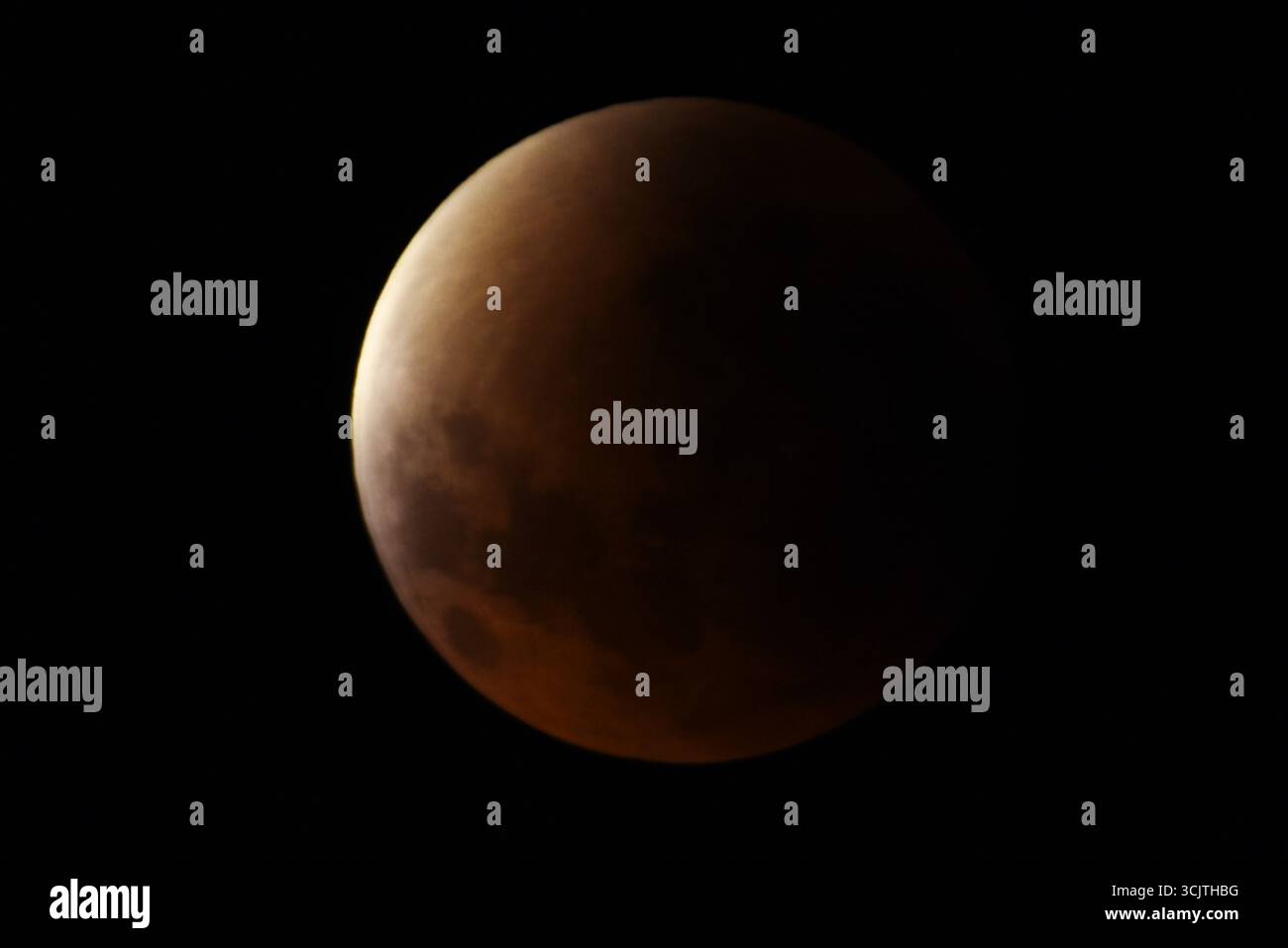 Melbourne, Victoria, Australia. 8 settembre 2025. La luna piena ritorna alla fase di eclissi parziale dopo la sua eclissi totale durante il fenomeno dell'eclissi lunare totale della Luna di sangue come visto a Melbourne City, Victoria. La luna piena dipinta di rosso è vista come la seconda eclissi lunare totale dell'anno in cui la luna si trova in profondità nella parte più oscura della Terra dell'ombra del nostro pianeta, creando una drammatica ''luna di sangue'' Un'eclissi lunare totale della Luna di sangue è stata visibile il 7/8 settembre 2025. Osservatori con sede in Pakistan, India, Cina, Russia, Australia e nuova Zelanda, Africa orientale e nelle regioni circostanti centr Foto Stock