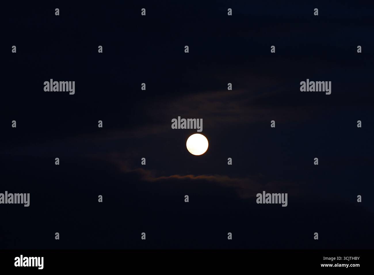 Melbourne, Victoria, Australia. 8 settembre 2025. La luna piena ritorna alla fase di eclissi parziale dopo la sua eclissi totale durante il fenomeno dell'eclissi lunare totale della Luna di sangue come visto a Melbourne City, Victoria. La luna piena dipinta di rosso è vista come la seconda eclissi lunare totale dell'anno in cui la luna si trova in profondità nella parte più oscura della Terra dell'ombra del nostro pianeta, creando una drammatica ''luna di sangue'' Un'eclissi lunare totale della Luna di sangue è stata visibile il 7/8 settembre 2025. Osservatori con sede in Pakistan, India, Cina, Russia, Australia e nuova Zelanda, Africa orientale e nelle regioni circostanti centr Foto Stock