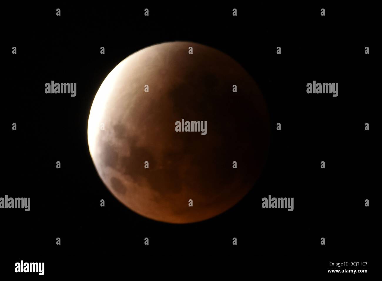 Melbourne, Victoria, Australia. 8 settembre 2025. La luna piena ritorna alla fase di eclissi parziale dopo la sua eclissi totale durante il fenomeno dell'eclissi lunare totale della Luna di sangue come visto a Melbourne City, Victoria. La luna piena dipinta di rosso è vista come la seconda eclissi lunare totale dell'anno in cui la luna si trova in profondità nella parte più oscura della Terra dell'ombra del nostro pianeta, creando una drammatica ''luna di sangue'' Un'eclissi lunare totale della Luna di sangue è stata visibile il 7/8 settembre 2025. Osservatori con sede in Pakistan, India, Cina, Russia, Australia e nuova Zelanda, Africa orientale e nelle regioni circostanti centr Foto Stock