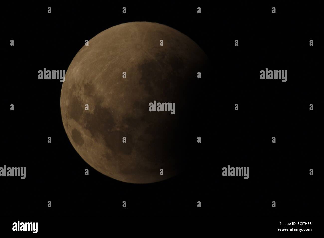 Melbourne, Victoria, Australia. 8 settembre 2025. La luna piena ritorna alla fase di eclissi parziale dopo la sua eclissi totale durante il fenomeno dell'eclissi lunare totale della Luna di sangue come visto a Melbourne City, Victoria. La luna piena dipinta di rosso è vista come la seconda eclissi lunare totale dell'anno in cui la luna si trova in profondità nella parte più oscura della Terra dell'ombra del nostro pianeta, creando una drammatica ''luna di sangue'' Un'eclissi lunare totale della Luna di sangue è stata visibile il 7/8 settembre 2025. Osservatori con sede in Pakistan, India, Cina, Russia, Australia e nuova Zelanda, Africa orientale e nelle regioni circostanti centr Foto Stock