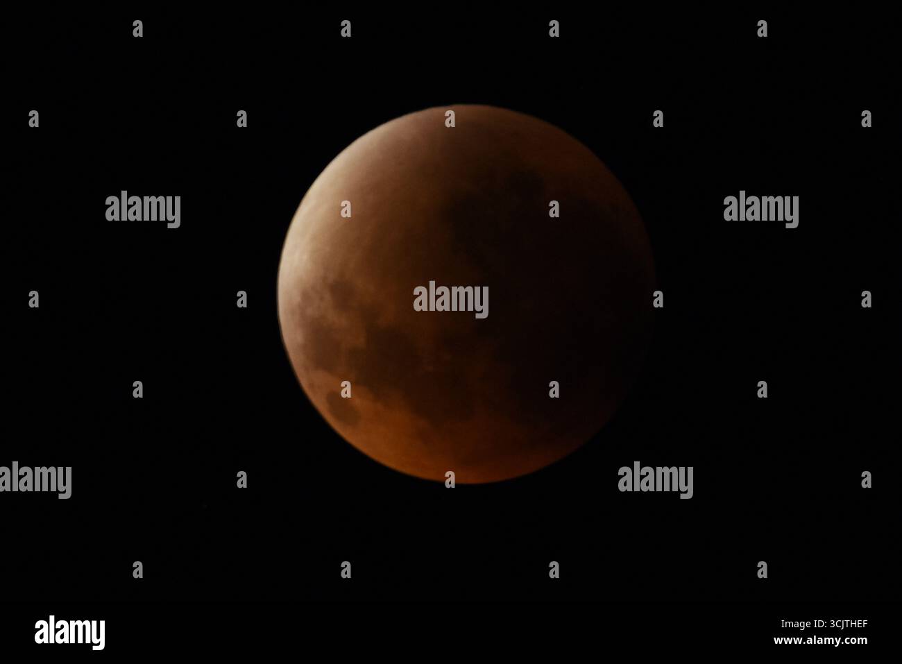 Melbourne, Victoria, Australia. 8 settembre 2025. La luna piena ritorna alla fase di eclissi parziale dopo la sua eclissi totale durante il fenomeno dell'eclissi lunare totale della Luna di sangue come visto a Melbourne City, Victoria. La luna piena dipinta di rosso è vista come la seconda eclissi lunare totale dell'anno in cui la luna si trova in profondità nella parte più oscura della Terra dell'ombra del nostro pianeta, creando una drammatica ''luna di sangue'' Un'eclissi lunare totale della Luna di sangue è stata visibile il 7/8 settembre 2025. Osservatori con sede in Pakistan, India, Cina, Russia, Australia e nuova Zelanda, Africa orientale e nelle regioni circostanti centr Foto Stock