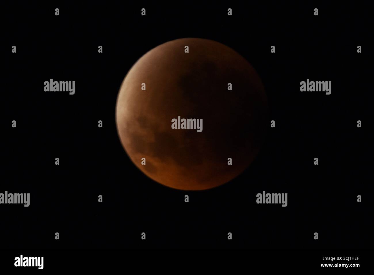 Melbourne, Victoria, Australia. 8 settembre 2025. La luna piena ritorna alla fase di eclissi parziale dopo la sua eclissi totale durante il fenomeno dell'eclissi lunare totale della Luna di sangue come visto a Melbourne City, Victoria. La luna piena dipinta di rosso è vista come la seconda eclissi lunare totale dell'anno in cui la luna si trova in profondità nella parte più oscura della Terra dell'ombra del nostro pianeta, creando una drammatica ''luna di sangue'' Un'eclissi lunare totale della Luna di sangue è stata visibile il 7/8 settembre 2025. Osservatori con sede in Pakistan, India, Cina, Russia, Australia e nuova Zelanda, Africa orientale e nelle regioni circostanti centr Foto Stock