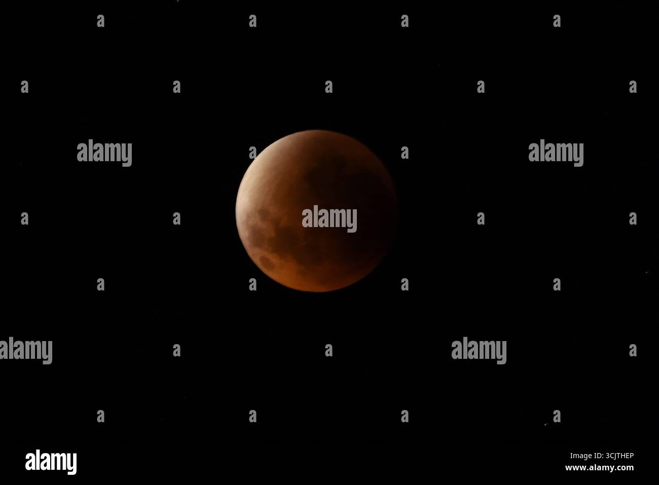 Melbourne, Victoria, Australia. 8 settembre 2025. La luna piena ritorna alla fase di eclissi parziale dopo la sua eclissi totale durante il fenomeno dell'eclissi lunare totale della Luna di sangue come visto a Melbourne City, Victoria. La luna piena dipinta di rosso è vista come la seconda eclissi lunare totale dell'anno in cui la luna si trova in profondità nella parte più oscura della Terra dell'ombra del nostro pianeta, creando una drammatica ''luna di sangue'' Un'eclissi lunare totale della Luna di sangue è stata visibile il 7/8 settembre 2025. Osservatori con sede in Pakistan, India, Cina, Russia, Australia e nuova Zelanda, Africa orientale e nelle regioni circostanti centr Foto Stock