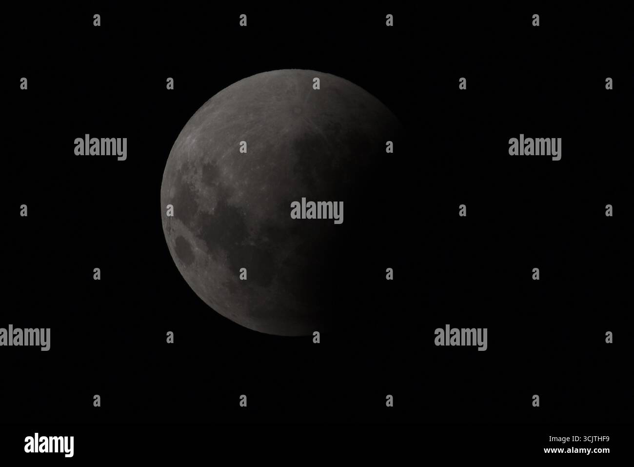 Melbourne, Victoria, Australia. 8 settembre 2025. La luna piena ritorna alla fase di eclissi parziale dopo la sua eclissi totale durante il fenomeno dell'eclissi lunare totale della Luna di sangue come visto a Melbourne City, Victoria. La luna piena dipinta di rosso è vista come la seconda eclissi lunare totale dell'anno in cui la luna si trova in profondità nella parte più oscura della Terra dell'ombra del nostro pianeta, creando una drammatica ''luna di sangue'' Un'eclissi lunare totale della Luna di sangue è stata visibile il 7/8 settembre 2025. Osservatori con sede in Pakistan, India, Cina, Russia, Australia e nuova Zelanda, Africa orientale e nelle regioni circostanti centr Foto Stock