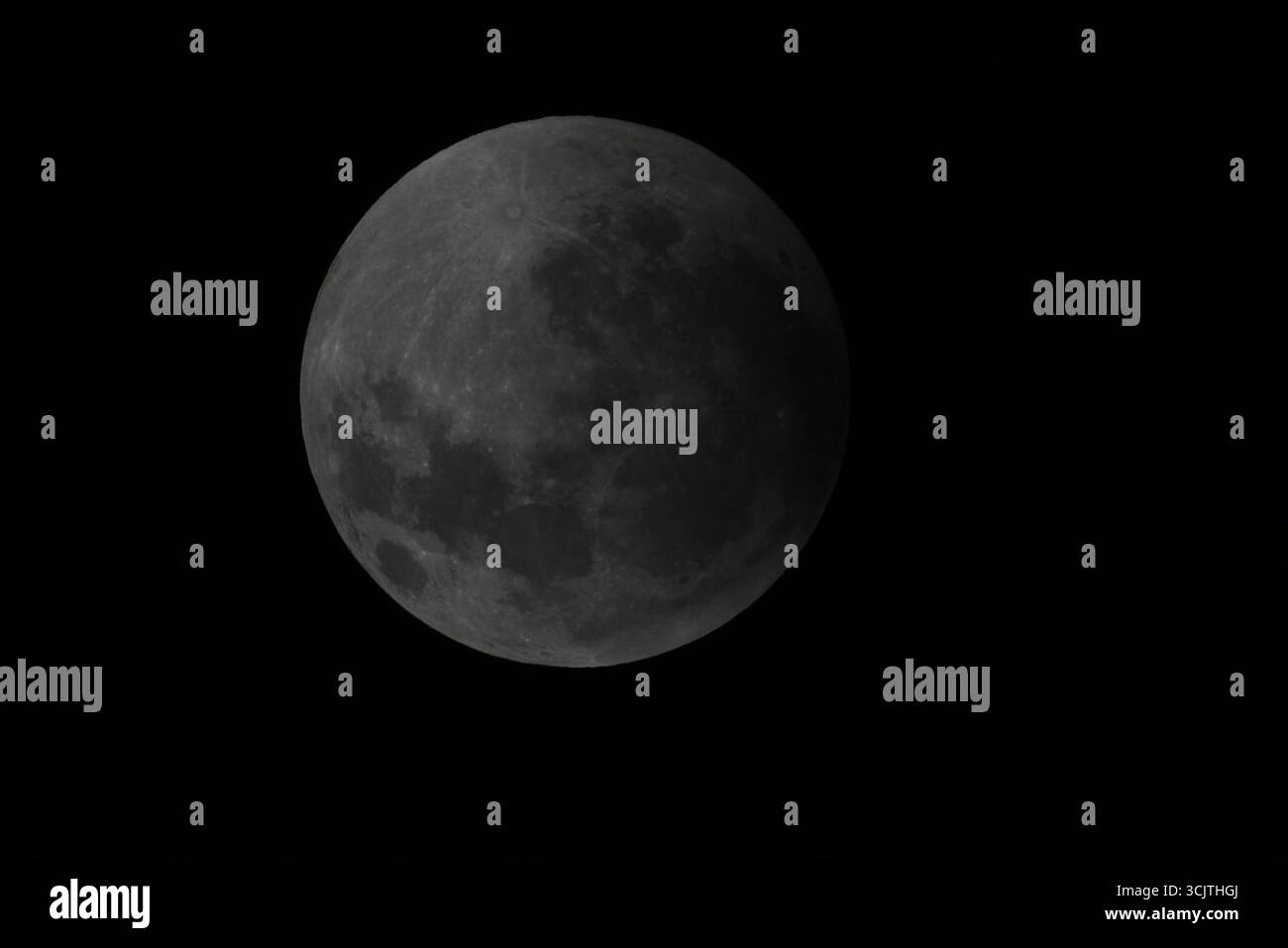 Melbourne, Victoria, Australia. 8 settembre 2025. La luna piena ritorna alla fase di eclissi parziale dopo la sua eclissi totale durante il fenomeno dell'eclissi lunare totale della Luna di sangue come visto a Melbourne City, Victoria. La luna piena dipinta di rosso è vista come la seconda eclissi lunare totale dell'anno in cui la luna si trova in profondità nella parte più oscura della Terra dell'ombra del nostro pianeta, creando una drammatica ''luna di sangue'' Un'eclissi lunare totale della Luna di sangue è stata visibile il 7/8 settembre 2025. Osservatori con sede in Pakistan, India, Cina, Russia, Australia e nuova Zelanda, Africa orientale e nelle regioni circostanti centr Foto Stock