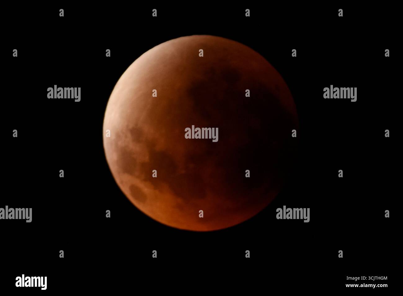Melbourne, Victoria, Australia. 8 settembre 2025. La luna piena ritorna alla fase di eclissi parziale dopo la sua eclissi totale durante il fenomeno dell'eclissi lunare totale della Luna di sangue come visto a Melbourne City, Victoria. La luna piena dipinta di rosso è vista come la seconda eclissi lunare totale dell'anno in cui la luna si trova in profondità nella parte più oscura della Terra dell'ombra del nostro pianeta, creando una drammatica ''luna di sangue'' Un'eclissi lunare totale della Luna di sangue è stata visibile il 7/8 settembre 2025. Osservatori con sede in Pakistan, India, Cina, Russia, Australia e nuova Zelanda, Africa orientale e nelle regioni circostanti centr Foto Stock