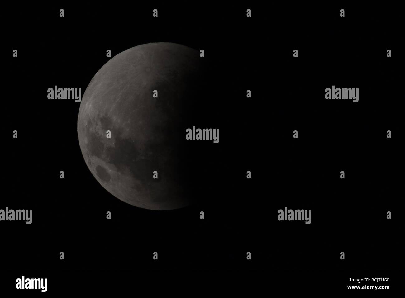 Melbourne, Victoria, Australia. 8 settembre 2025. La luna piena ritorna alla fase di eclissi parziale dopo la sua eclissi totale durante il fenomeno dell'eclissi lunare totale della Luna di sangue come visto a Melbourne City, Victoria. La luna piena dipinta di rosso è vista come la seconda eclissi lunare totale dell'anno in cui la luna si trova in profondità nella parte più oscura della Terra dell'ombra del nostro pianeta, creando una drammatica ''luna di sangue'' Un'eclissi lunare totale della Luna di sangue è stata visibile il 7/8 settembre 2025. Osservatori con sede in Pakistan, India, Cina, Russia, Australia e nuova Zelanda, Africa orientale e nelle regioni circostanti centr Foto Stock