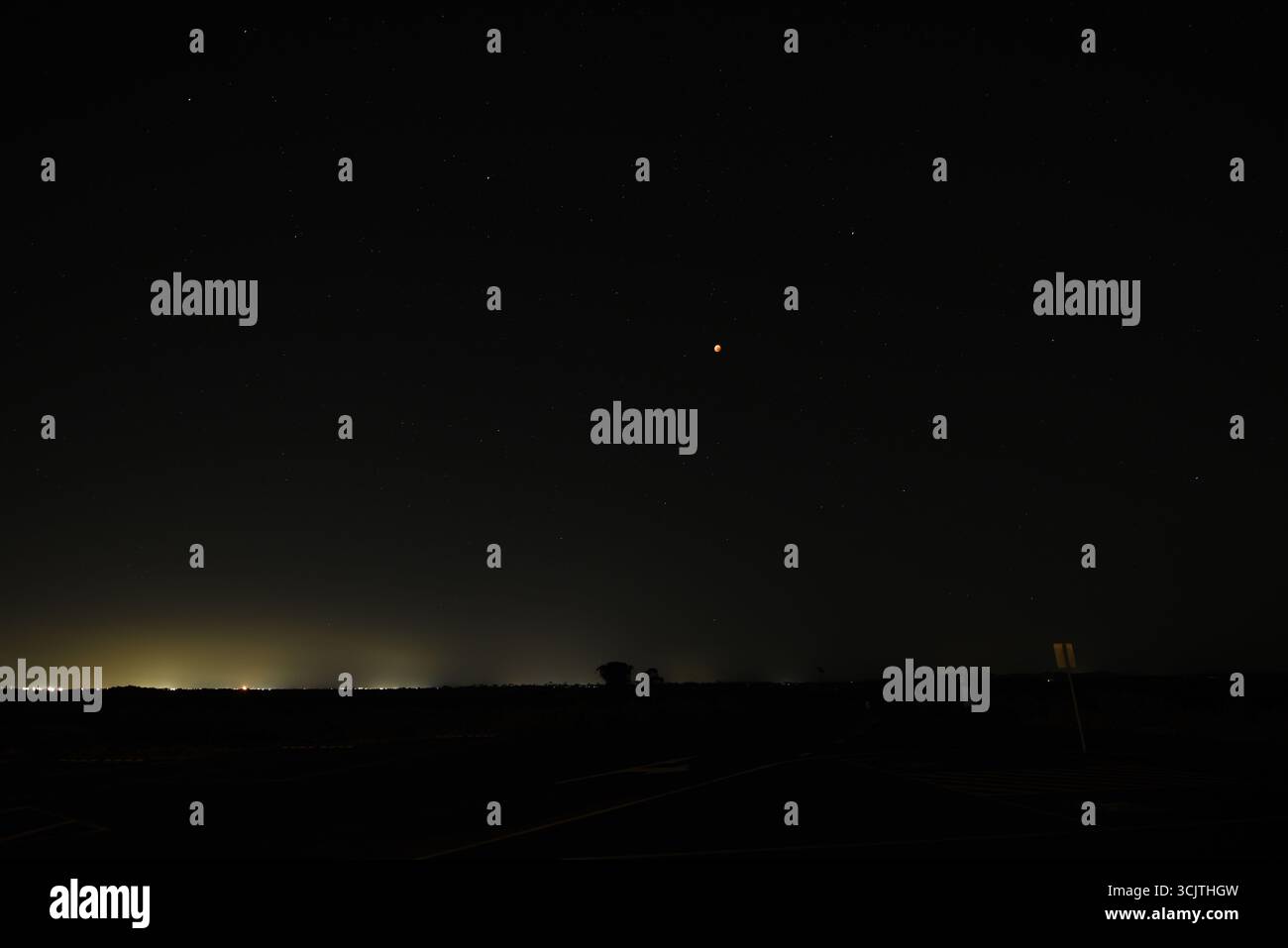 Melbourne, Victoria, Australia. 8 settembre 2025. La luna piena ritorna alla fase di eclissi parziale dopo la sua eclissi totale durante il fenomeno dell'eclissi lunare totale della Luna di sangue come visto a Melbourne City, Victoria. La luna piena dipinta di rosso è vista come la seconda eclissi lunare totale dell'anno in cui la luna si trova in profondità nella parte più oscura della Terra dell'ombra del nostro pianeta, creando una drammatica ''luna di sangue'' Un'eclissi lunare totale della Luna di sangue è stata visibile il 7/8 settembre 2025. Osservatori con sede in Pakistan, India, Cina, Russia, Australia e nuova Zelanda, Africa orientale e nelle regioni circostanti centr Foto Stock