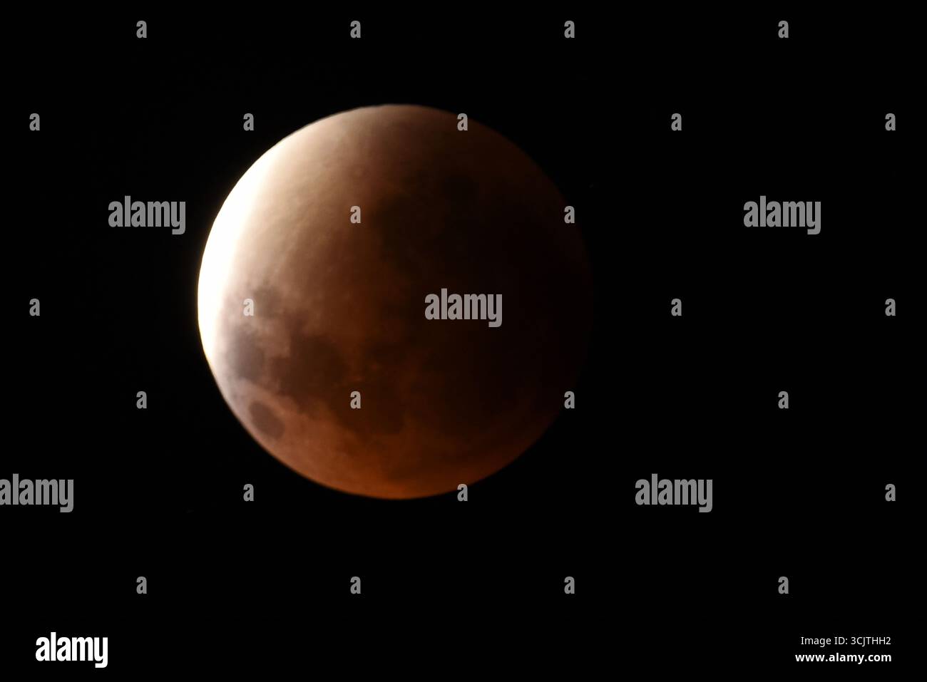 Melbourne, Victoria, Australia. 8 settembre 2025. La luna piena ritorna alla fase di eclissi parziale dopo la sua eclissi totale durante il fenomeno dell'eclissi lunare totale della Luna di sangue come visto a Melbourne City, Victoria. La luna piena dipinta di rosso è vista come la seconda eclissi lunare totale dell'anno in cui la luna si trova in profondità nella parte più oscura della Terra dell'ombra del nostro pianeta, creando una drammatica ''luna di sangue'' Un'eclissi lunare totale della Luna di sangue è stata visibile il 7/8 settembre 2025. Osservatori con sede in Pakistan, India, Cina, Russia, Australia e nuova Zelanda, Africa orientale e nelle regioni circostanti centr Foto Stock