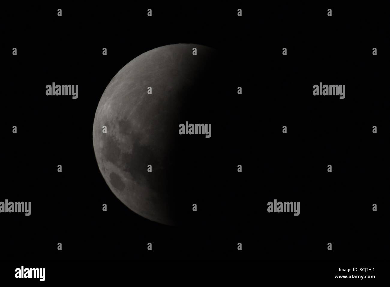 Melbourne, Victoria, Australia. 8 settembre 2025. La luna piena ritorna alla fase di eclissi parziale dopo la sua eclissi totale durante il fenomeno dell'eclissi lunare totale della Luna di sangue come visto a Melbourne City, Victoria. La luna piena dipinta di rosso è vista come la seconda eclissi lunare totale dell'anno in cui la luna si trova in profondità nella parte più oscura della Terra dell'ombra del nostro pianeta, creando una drammatica ''luna di sangue'' Un'eclissi lunare totale della Luna di sangue è stata visibile il 7/8 settembre 2025. Osservatori con sede in Pakistan, India, Cina, Russia, Australia e nuova Zelanda, Africa orientale e nelle regioni circostanti centr Foto Stock