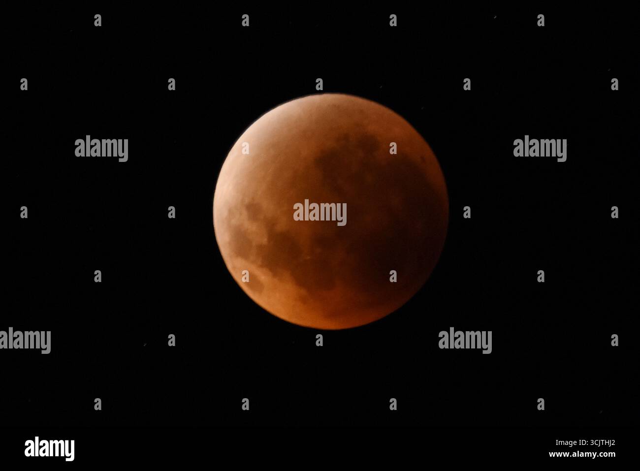 Melbourne, Victoria, Australia. 8 settembre 2025. La luna piena ritorna alla fase di eclissi parziale dopo la sua eclissi totale durante il fenomeno dell'eclissi lunare totale della Luna di sangue come visto a Melbourne City, Victoria. La luna piena dipinta di rosso è vista come la seconda eclissi lunare totale dell'anno in cui la luna si trova in profondità nella parte più oscura della Terra dell'ombra del nostro pianeta, creando una drammatica ''luna di sangue'' Un'eclissi lunare totale della Luna di sangue è stata visibile il 7/8 settembre 2025. Osservatori con sede in Pakistan, India, Cina, Russia, Australia e nuova Zelanda, Africa orientale e nelle regioni circostanti centr Foto Stock