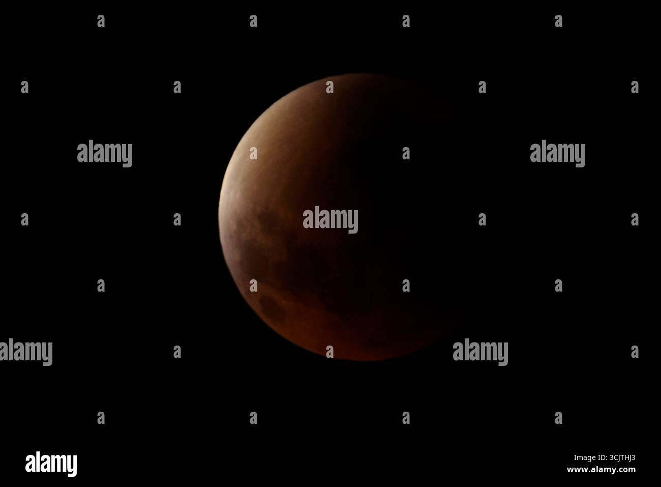 Melbourne, Victoria, Australia. 8 settembre 2025. La luna piena ritorna alla fase di eclissi parziale dopo la sua eclissi totale durante il fenomeno dell'eclissi lunare totale della Luna di sangue come visto a Melbourne City, Victoria. La luna piena dipinta di rosso è vista come la seconda eclissi lunare totale dell'anno in cui la luna si trova in profondità nella parte più oscura della Terra dell'ombra del nostro pianeta, creando una drammatica ''luna di sangue'' Un'eclissi lunare totale della Luna di sangue è stata visibile il 7/8 settembre 2025. Osservatori con sede in Pakistan, India, Cina, Russia, Australia e nuova Zelanda, Africa orientale e nelle regioni circostanti centr Foto Stock