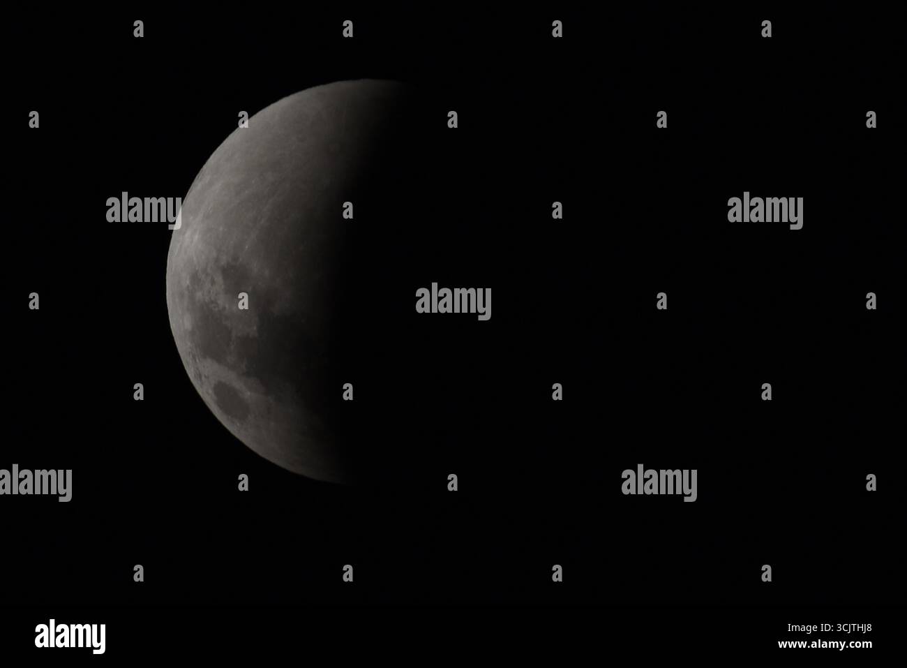 Melbourne, Victoria, Australia. 8 settembre 2025. La luna piena ritorna alla fase di eclissi parziale dopo la sua eclissi totale durante il fenomeno dell'eclissi lunare totale della Luna di sangue come visto a Melbourne City, Victoria. La luna piena dipinta di rosso è vista come la seconda eclissi lunare totale dell'anno in cui la luna si trova in profondità nella parte più oscura della Terra dell'ombra del nostro pianeta, creando una drammatica ''luna di sangue'' Un'eclissi lunare totale della Luna di sangue è stata visibile il 7/8 settembre 2025. Osservatori con sede in Pakistan, India, Cina, Russia, Australia e nuova Zelanda, Africa orientale e nelle regioni circostanti centr Foto Stock