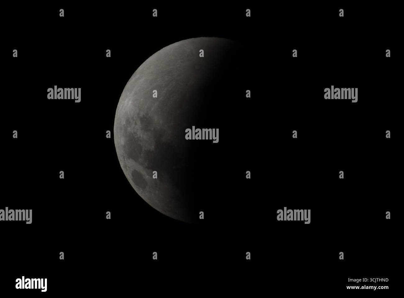 Melbourne, Victoria, Australia. 8 settembre 2025. La luna piena ritorna alla fase di eclissi parziale dopo la sua eclissi totale durante il fenomeno dell'eclissi lunare totale della Luna di sangue come visto a Melbourne City, Victoria. La luna piena dipinta di rosso è vista come la seconda eclissi lunare totale dell'anno in cui la luna si trova in profondità nella parte più oscura della Terra dell'ombra del nostro pianeta, creando una drammatica ''luna di sangue'' Un'eclissi lunare totale della Luna di sangue è stata visibile il 7/8 settembre 2025. Osservatori con sede in Pakistan, India, Cina, Russia, Australia e nuova Zelanda, Africa orientale e nelle regioni circostanti centr Foto Stock