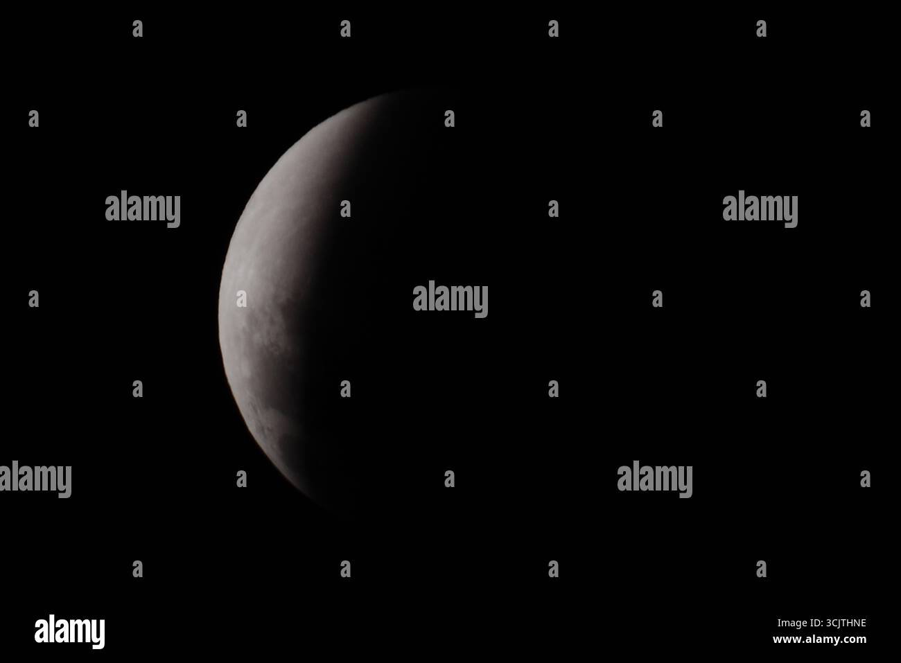 Melbourne, Victoria, Australia. 8 settembre 2025. La luna piena ritorna alla fase di eclissi parziale dopo la sua eclissi totale durante il fenomeno dell'eclissi lunare totale della Luna di sangue come visto a Melbourne City, Victoria. La luna piena dipinta di rosso è vista come la seconda eclissi lunare totale dell'anno in cui la luna si trova in profondità nella parte più oscura della Terra dell'ombra del nostro pianeta, creando una drammatica ''luna di sangue'' Un'eclissi lunare totale della Luna di sangue è stata visibile il 7/8 settembre 2025. Osservatori con sede in Pakistan, India, Cina, Russia, Australia e nuova Zelanda, Africa orientale e nelle regioni circostanti centr Foto Stock