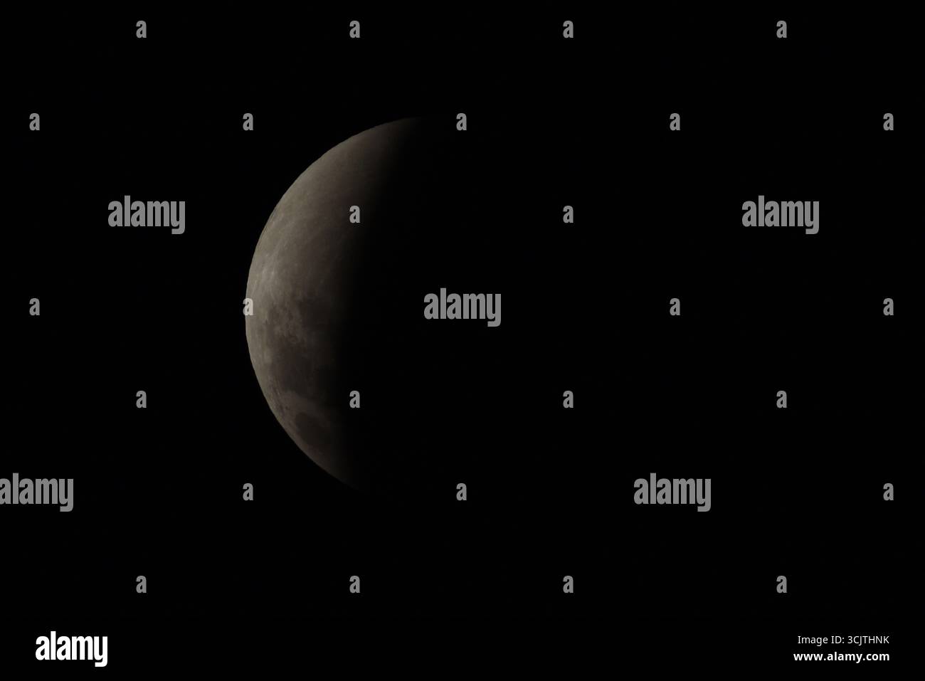 Melbourne, Victoria, Australia. 8 settembre 2025. La luna piena ritorna alla fase di eclissi parziale dopo la sua eclissi totale durante il fenomeno dell'eclissi lunare totale della Luna di sangue come visto a Melbourne City, Victoria. La luna piena dipinta di rosso è vista come la seconda eclissi lunare totale dell'anno in cui la luna si trova in profondità nella parte più oscura della Terra dell'ombra del nostro pianeta, creando una drammatica ''luna di sangue'' Un'eclissi lunare totale della Luna di sangue è stata visibile il 7/8 settembre 2025. Osservatori con sede in Pakistan, India, Cina, Russia, Australia e nuova Zelanda, Africa orientale e nelle regioni circostanti centr Foto Stock