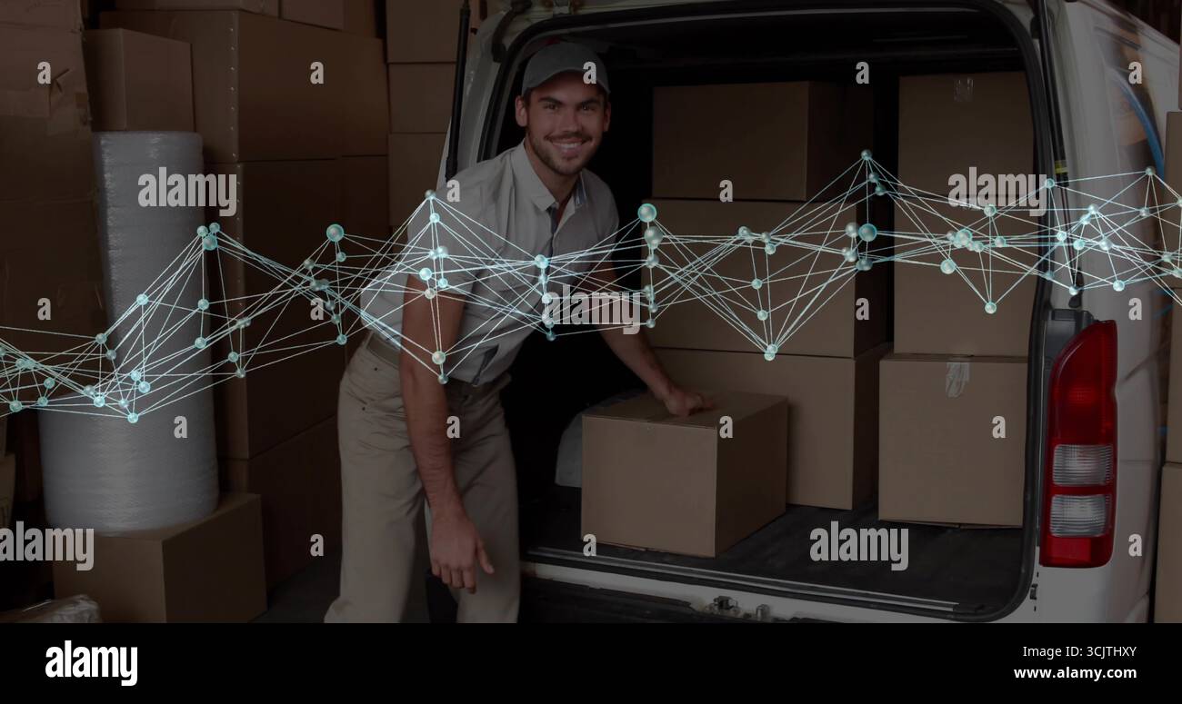 Sollevamento del lavoratore in una scatola di sollevamento uniforme presso la banchina di carico del furgone, con involucro a bolle d'aria e scatole di cartone Foto Stock