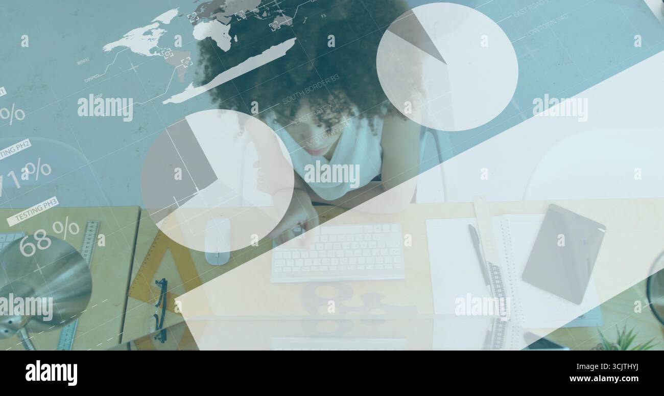 Donna pendente con capelli ricci che analizza sovrapposizioni di dati in casa, con tastiera e mouse Foto Stock