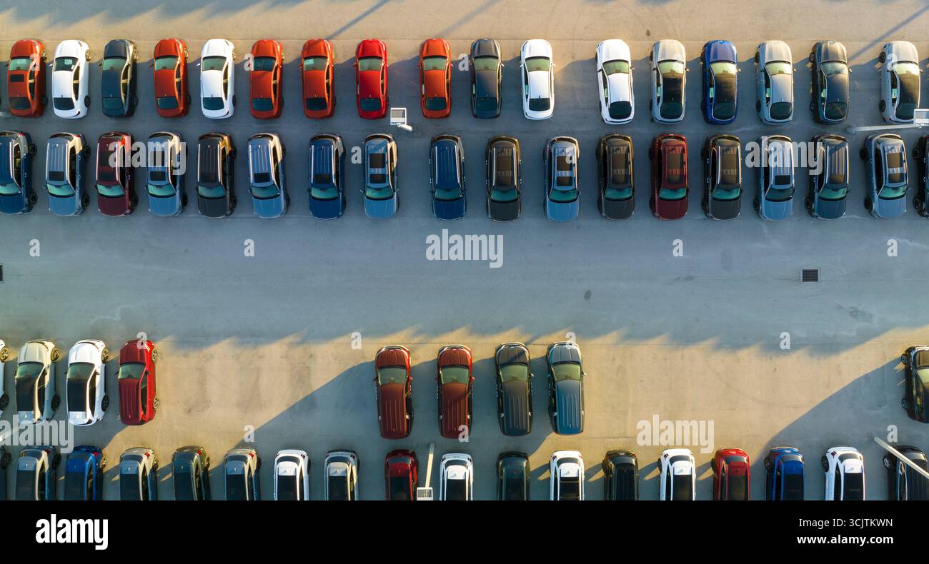 Vista dall'alto del parcheggio all'aperto dei concessionari con molte auto nuove in vendita. Concetto di sviluppo dell'industria automobilistica americana Foto Stock