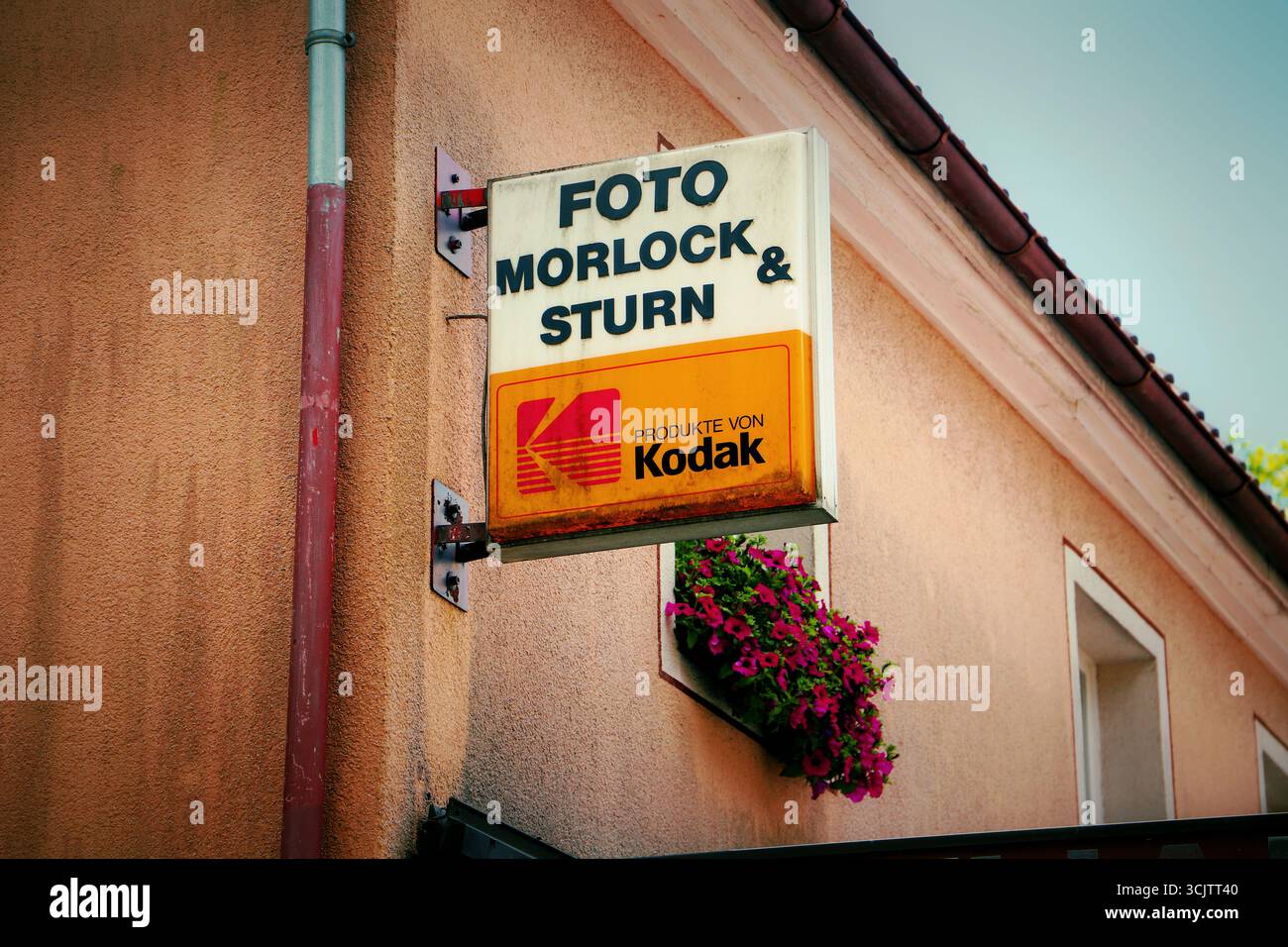 Un cartello retro con il logo Kodak è appeso su una facciata di un edificio beige con finestre e fioriere, Heiligenberg, Baden-Wuertemberg, Germania Foto Stock