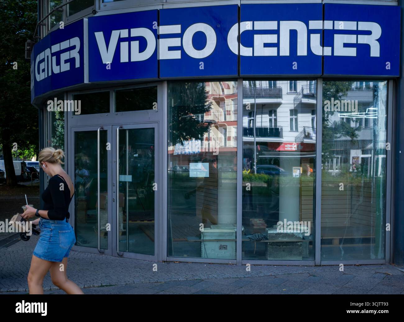 Negozio di noleggio video chiuso (Videothek) a Prenzlauer Berg, Berlino - resti di un'era Vanishing. Foto Stock