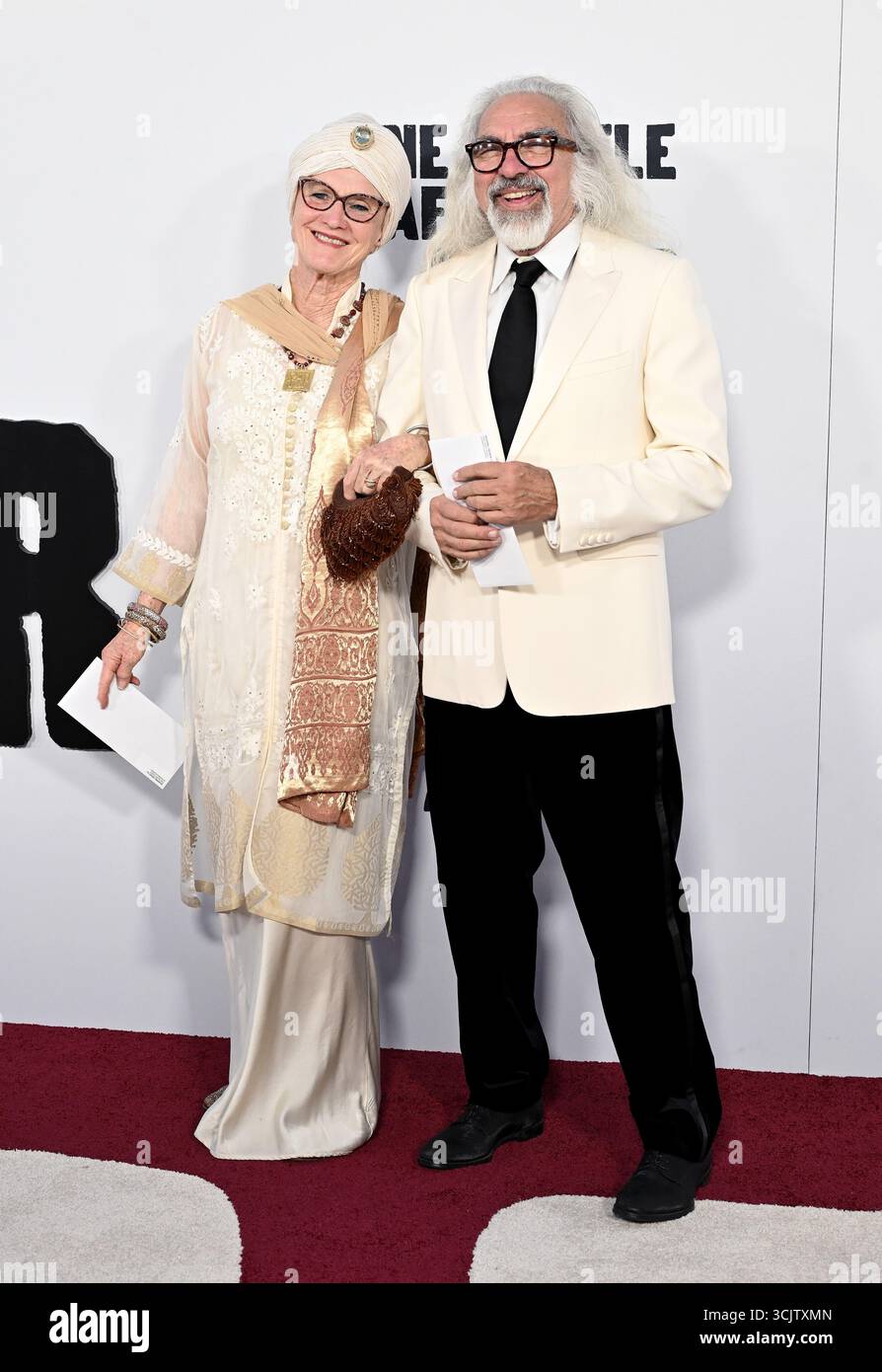 Hollywood, Stati Uniti. 8 settembre 2025. Irmelin Indenbirken e George DiCaprio che arrivano alla prima di "una battaglia dopo l'altra" tenutasi al TCL Chinese Theatre l'8 settembre 2025 a Hollywood, CA. © Lisa OConnor/AFF-USA.com Credit: AFF/Alamy Live News Foto Stock