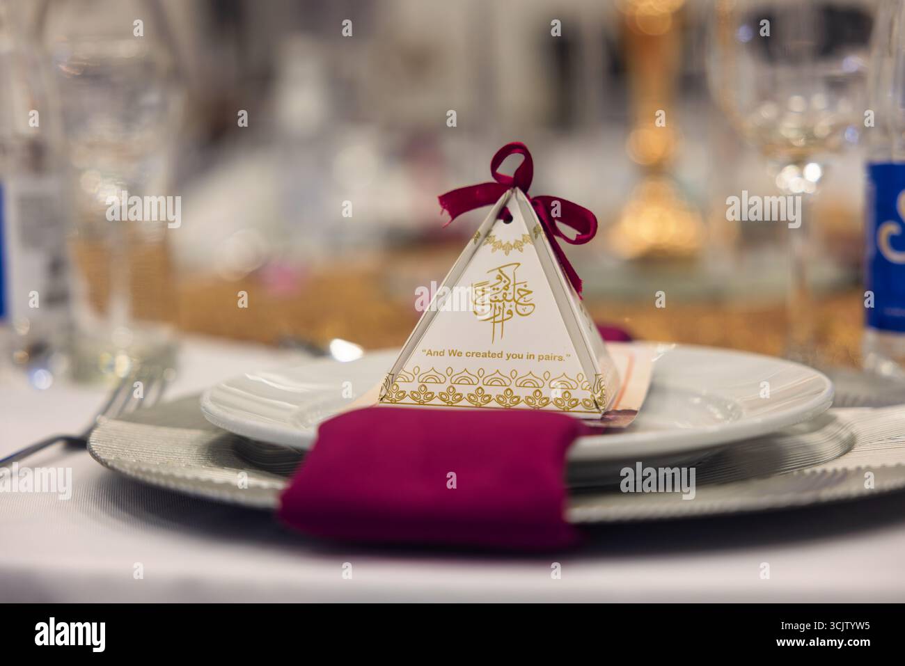 Nikkah favorisce scatole di offerte, regali per eventi e biglietti da sposa, matrimoni islamici pakistani, tavolo di interior design Foto Stock